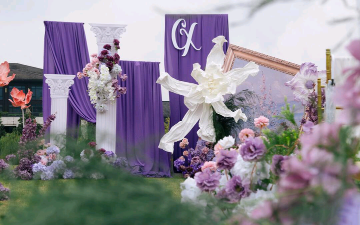 被问爆！紫色户外婚礼也太浪漫了