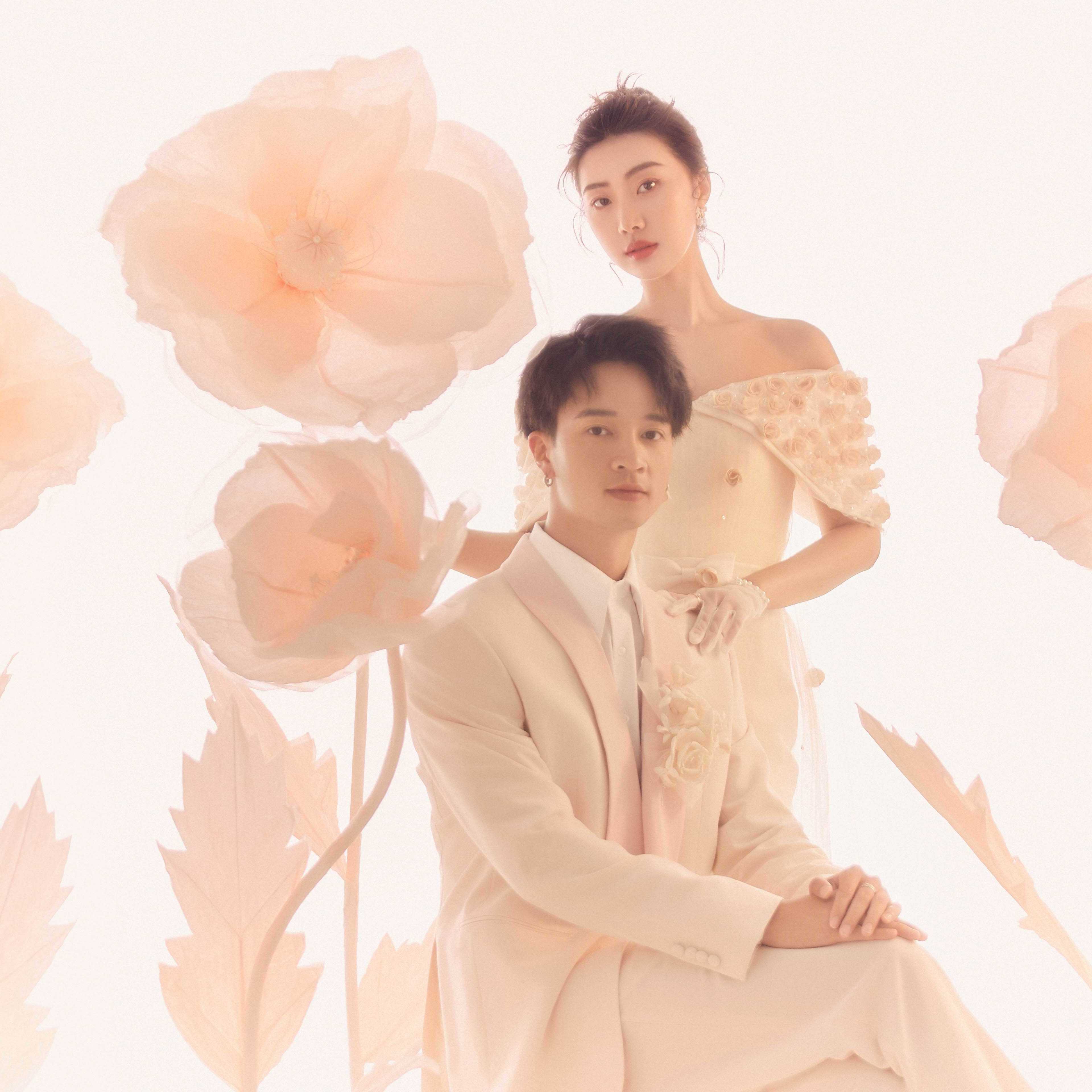 简约的室内婚纱照风格，这是时尚解读光影的创作