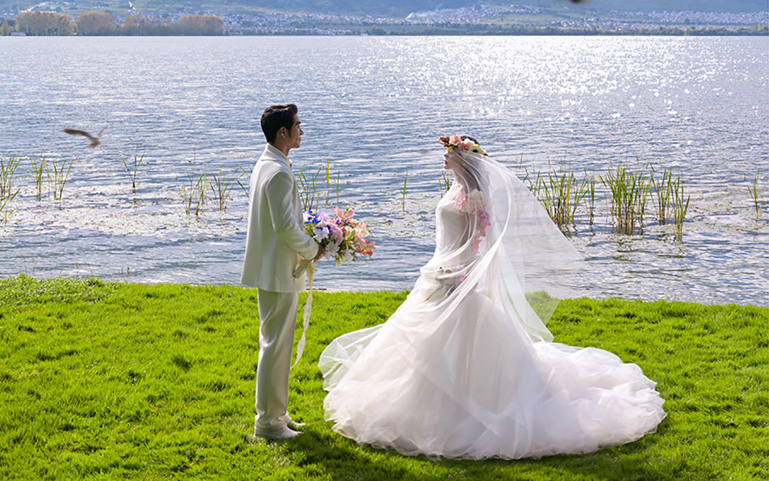 大理樣片·油畫(huà)里走出的少女丨氛圍感婚紗照鯊瘋了 