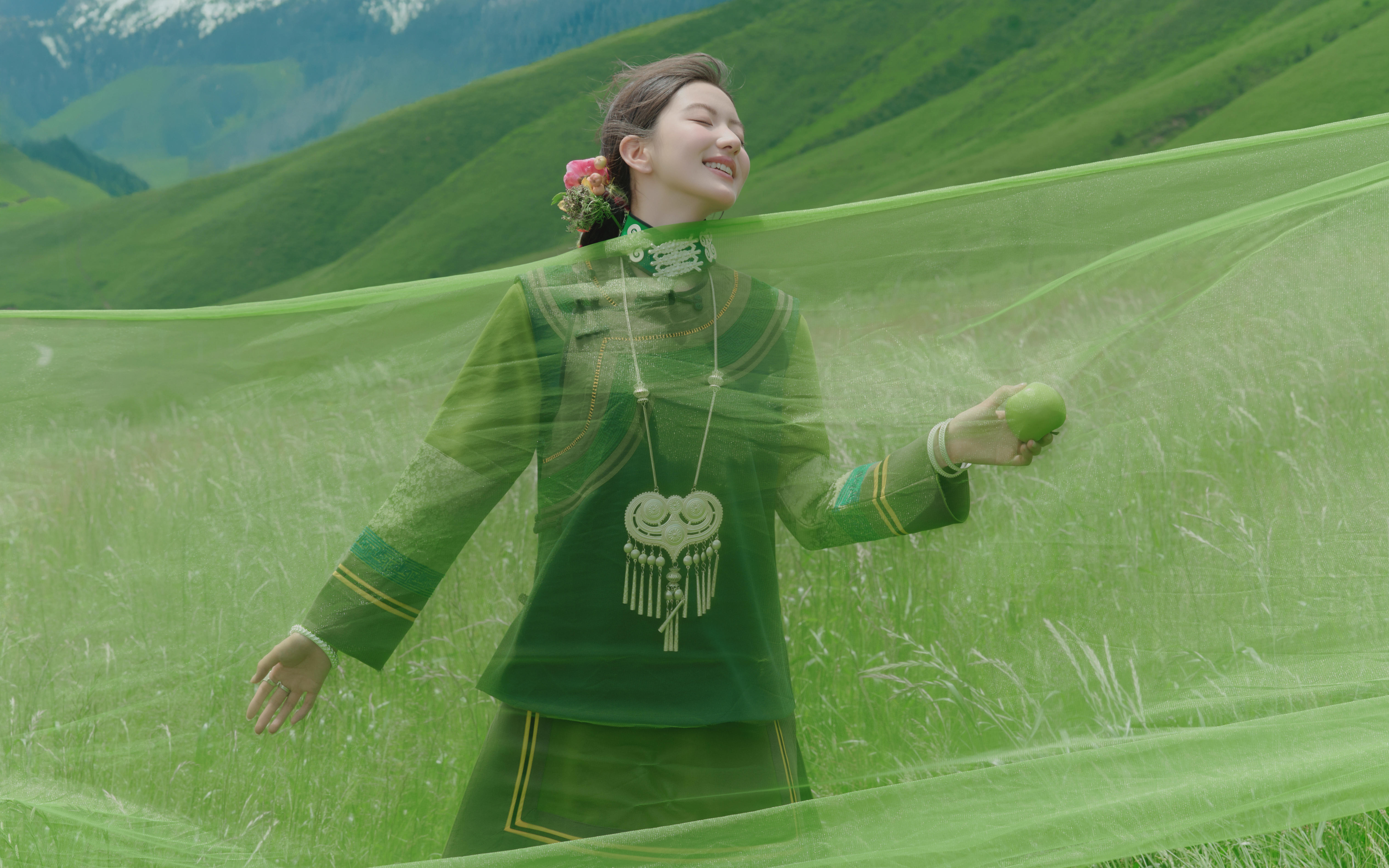 《像風彝一樣自由》彝族夢幻草原氛圍感婚紗照