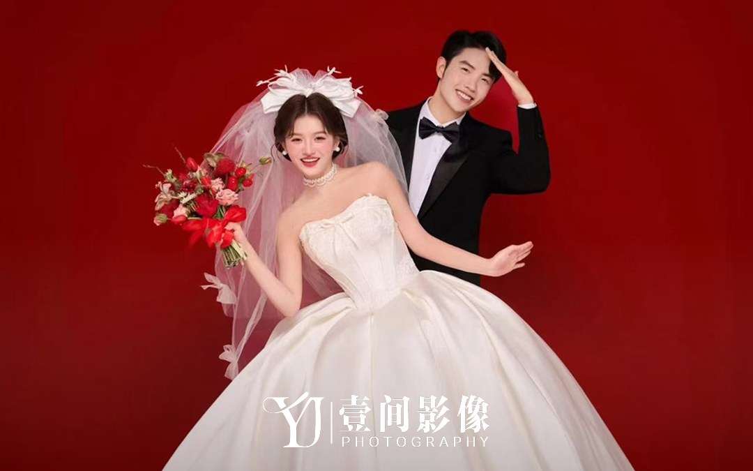 红底白纱喜嫁✨ 把中式浪漫焊在婚纱照里~