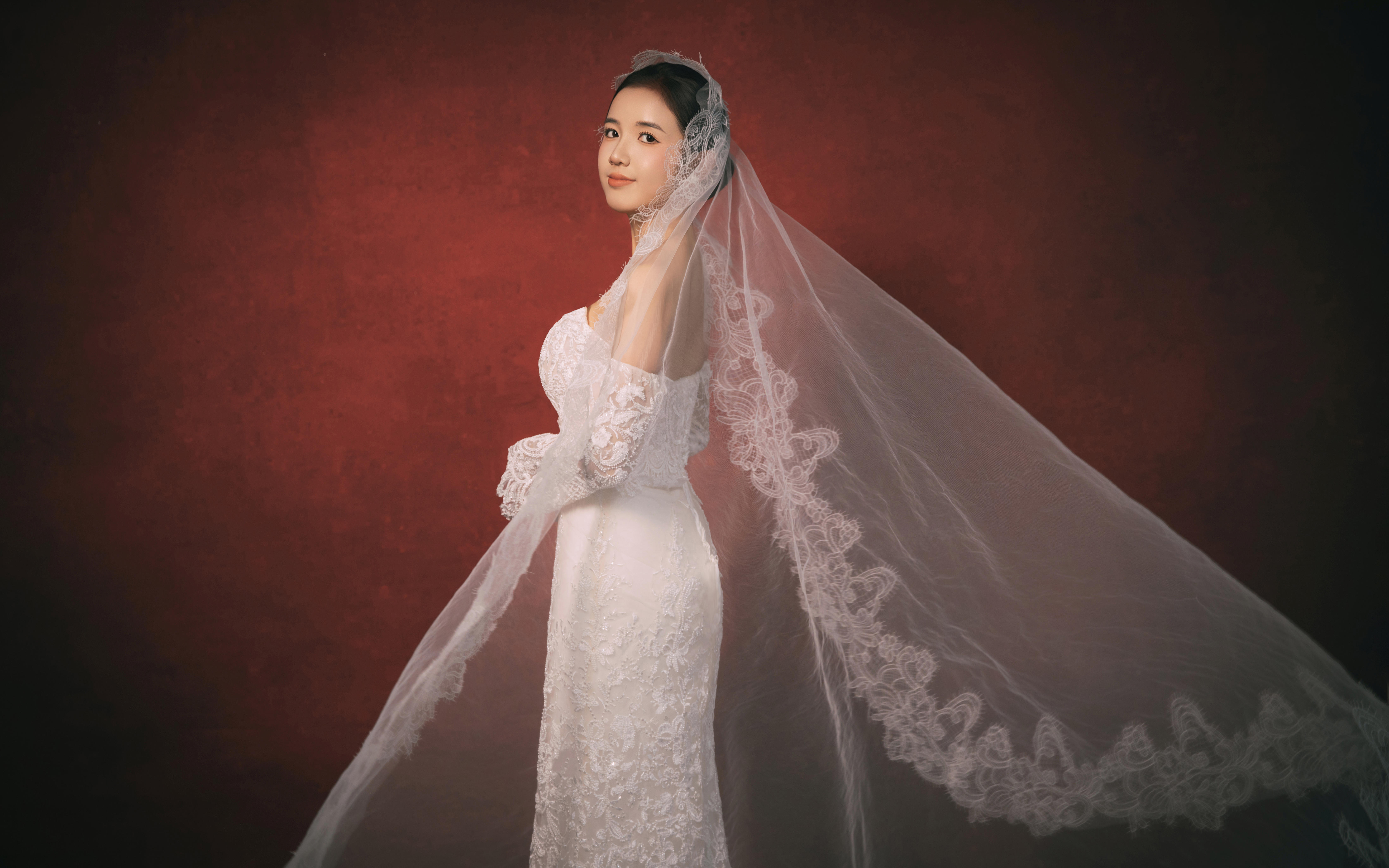 法式復(fù)古紅背景婚紗照