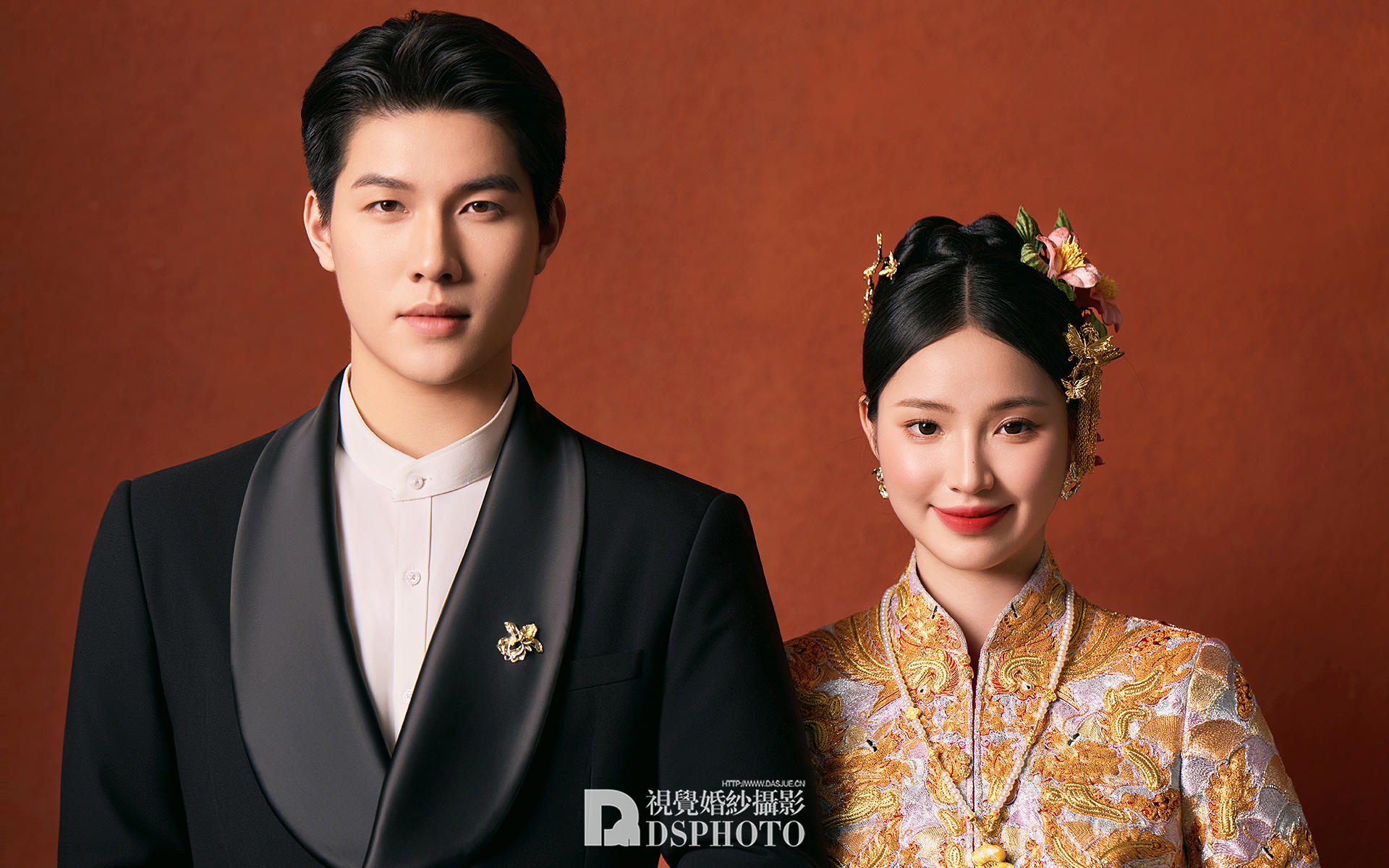 執(zhí)扇紅妝，流光華服，新中式秀禾婚紗照一眼萬(wàn)年??