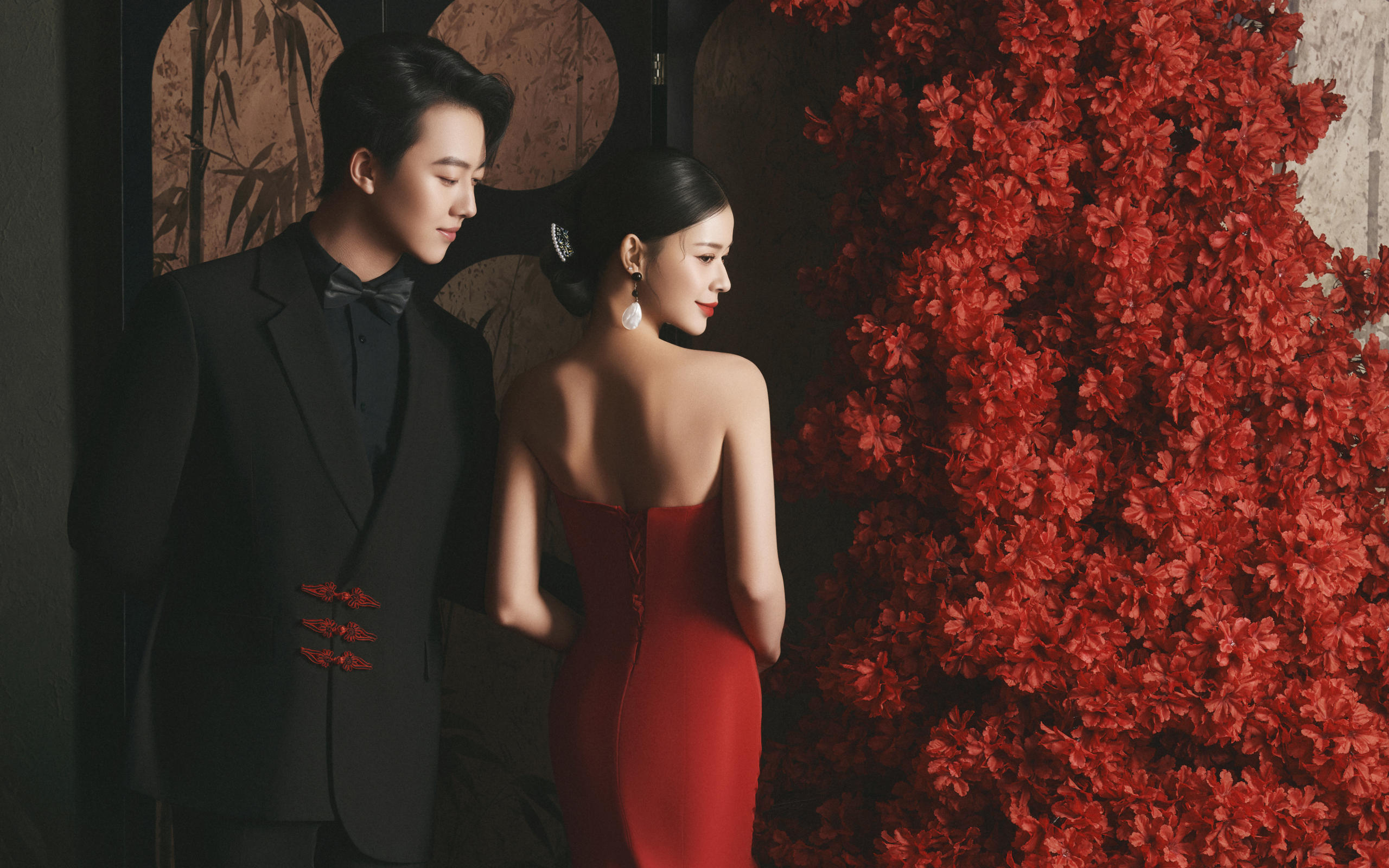 黑西裝+紅裙，婚照的王炸組合