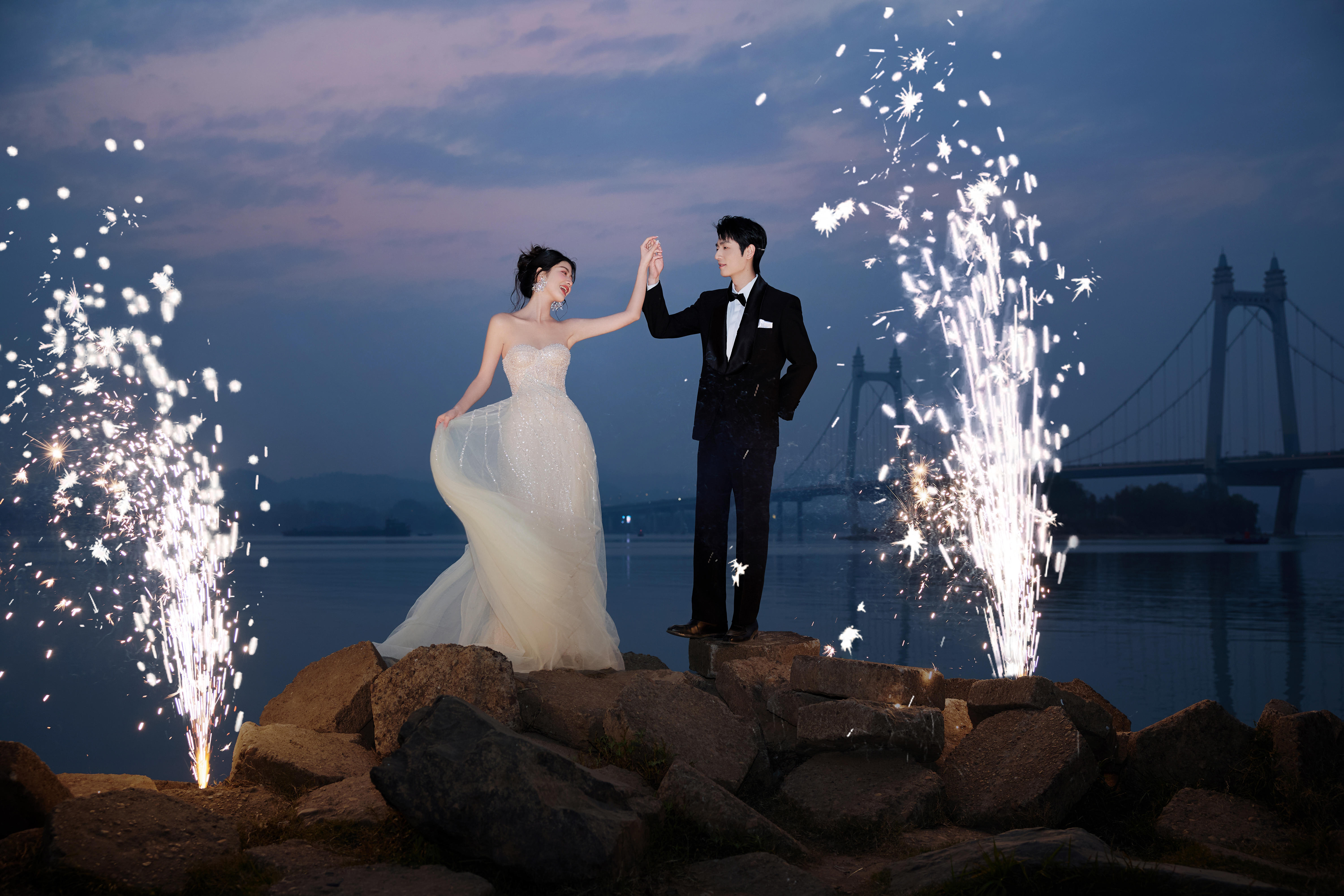 夜幕下的浪漫相擁 煙花見證的婚紗照