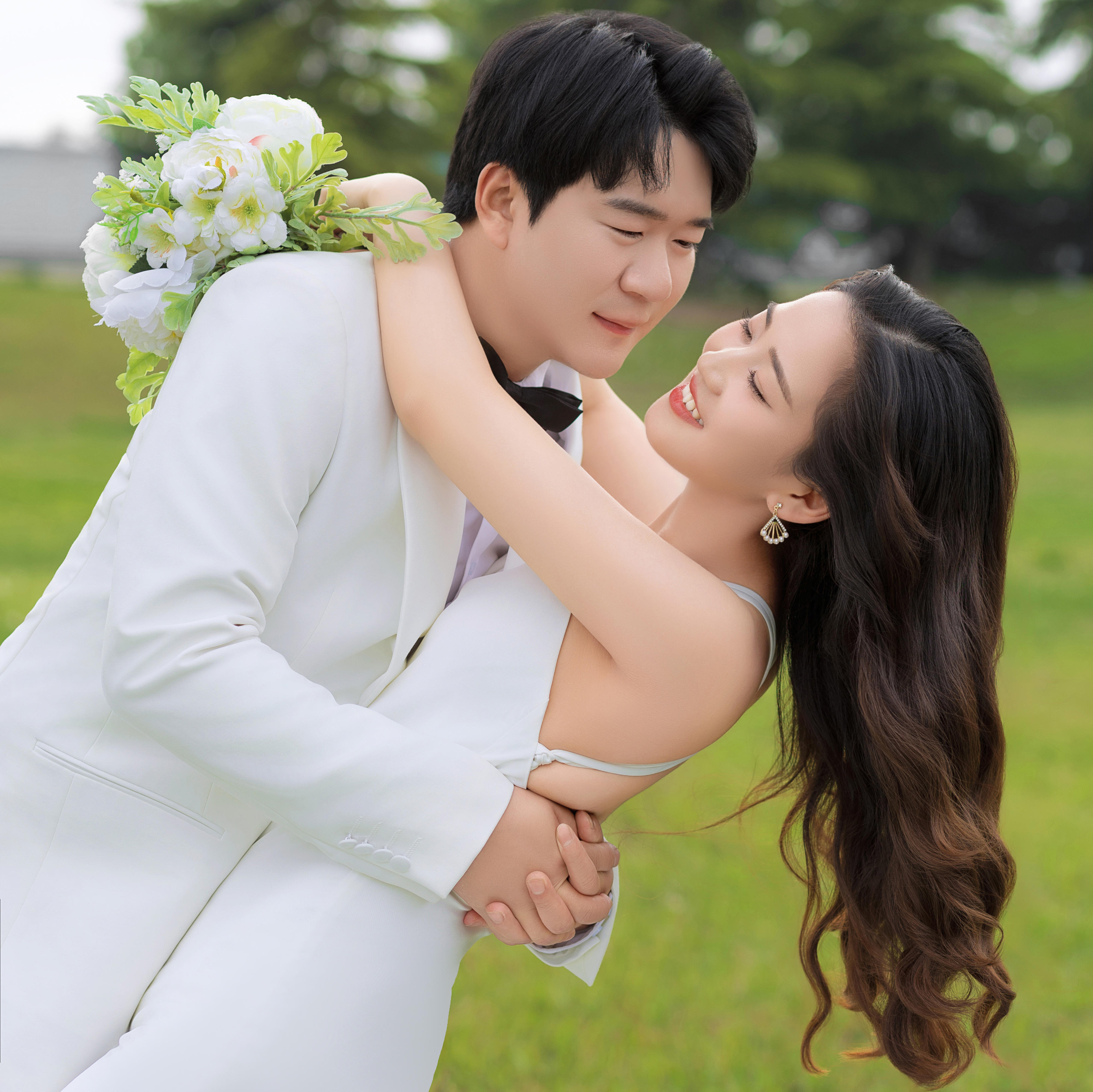 自然又随性 草坪婚纱照