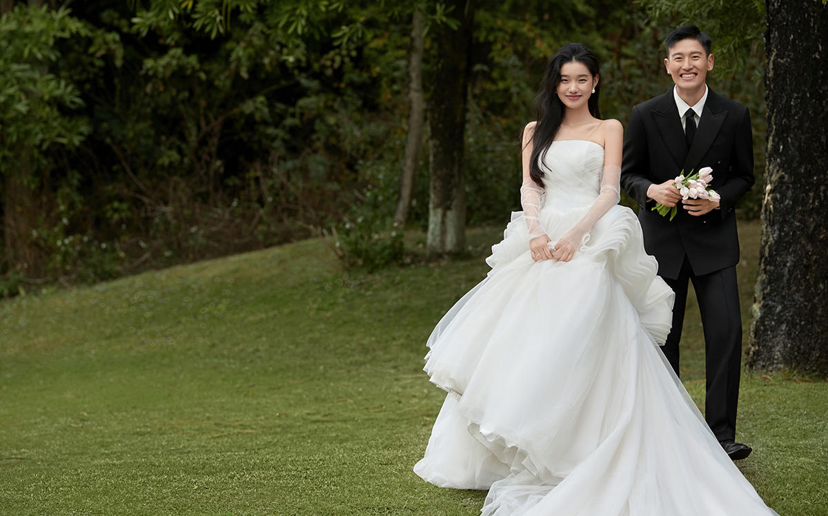 草坪婚纱照🍃绿意诗篇！就在脚下