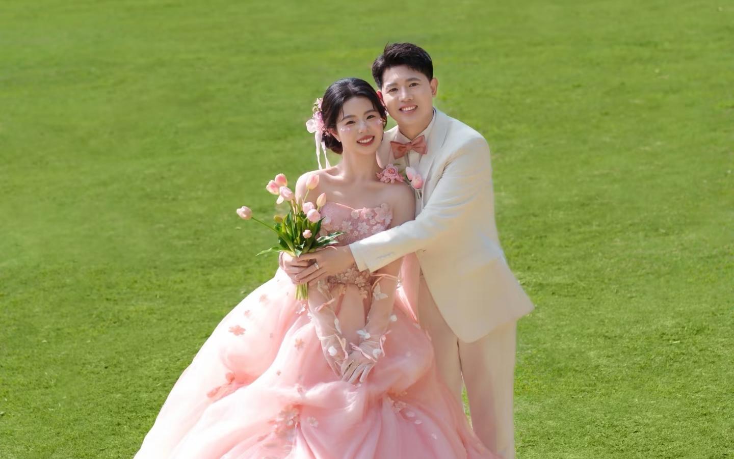 森系草坪婚纱照，浪漫不减