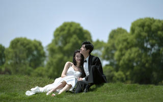 超浪漫的森系草坪婚纱照‼️心动亿点点～