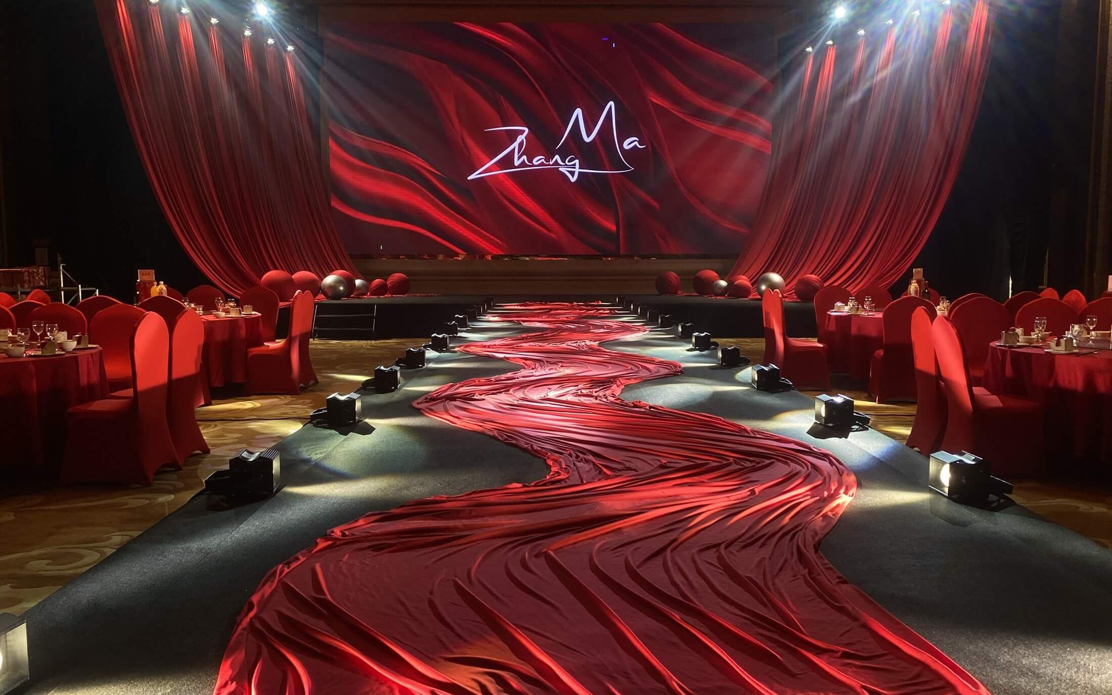 红色布幔秀场风大屏婚礼