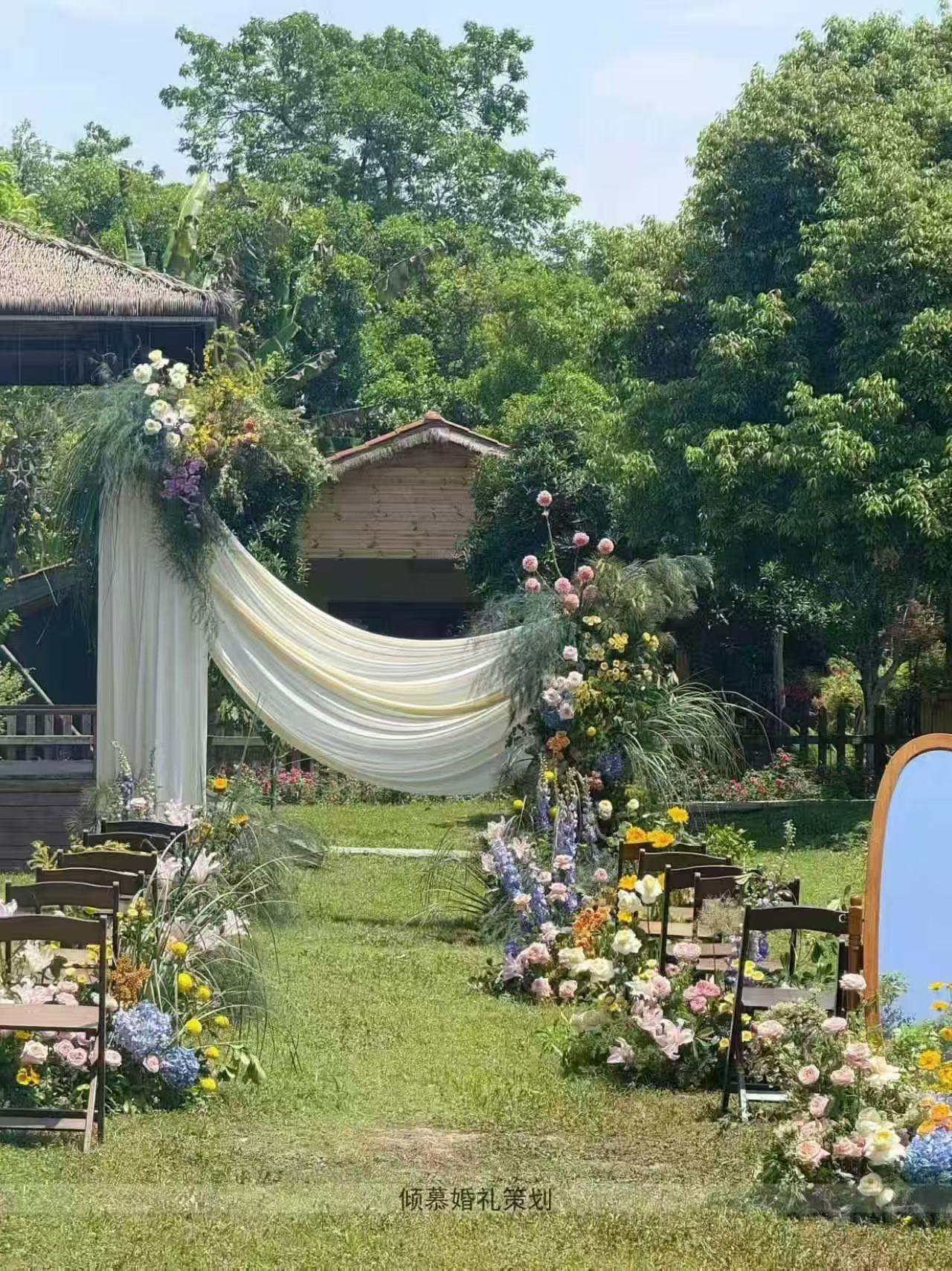 綠意間舉行清新雅致的戶外婚禮