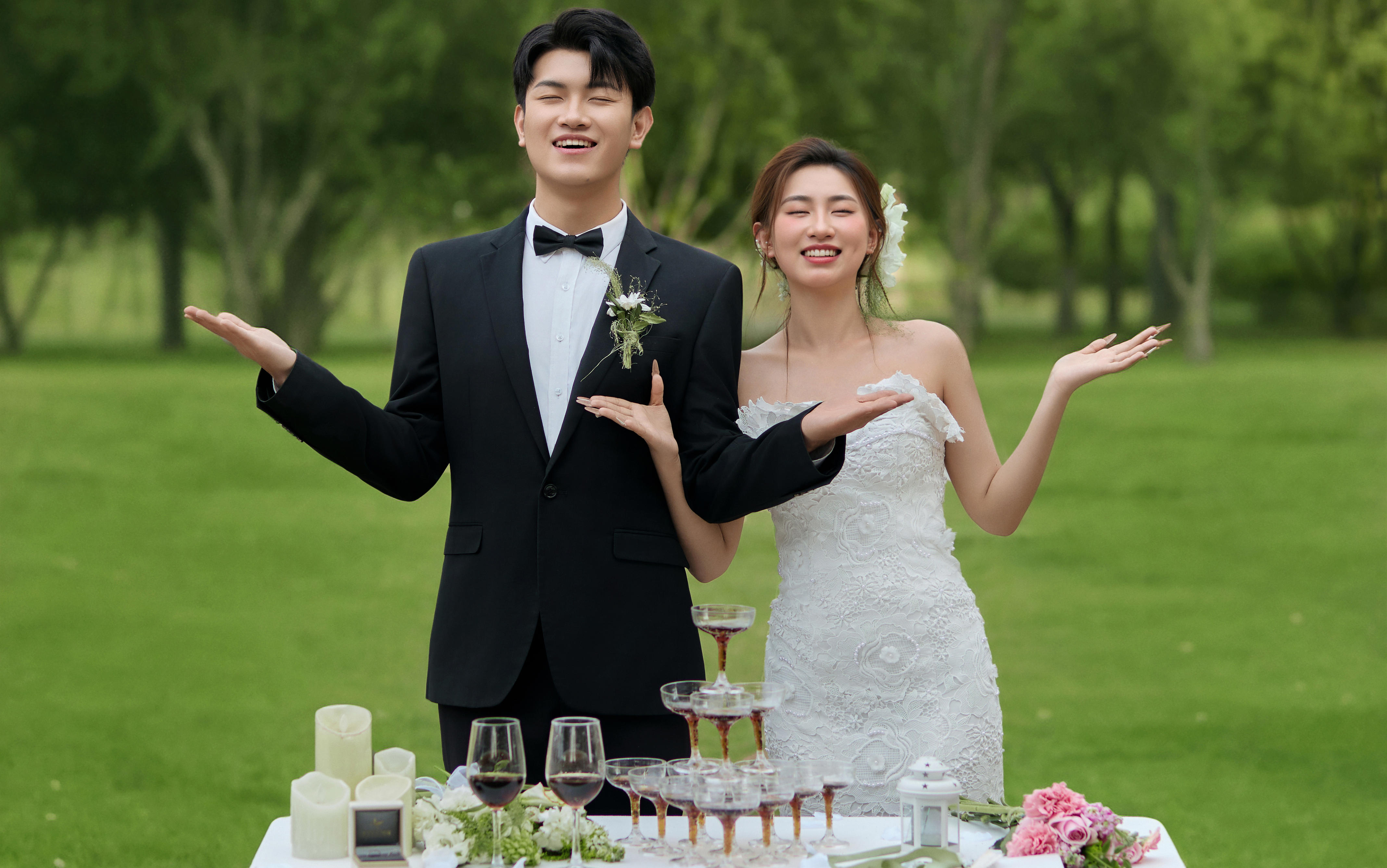 火爆朋友圈的草坪婚纱照真的yyds