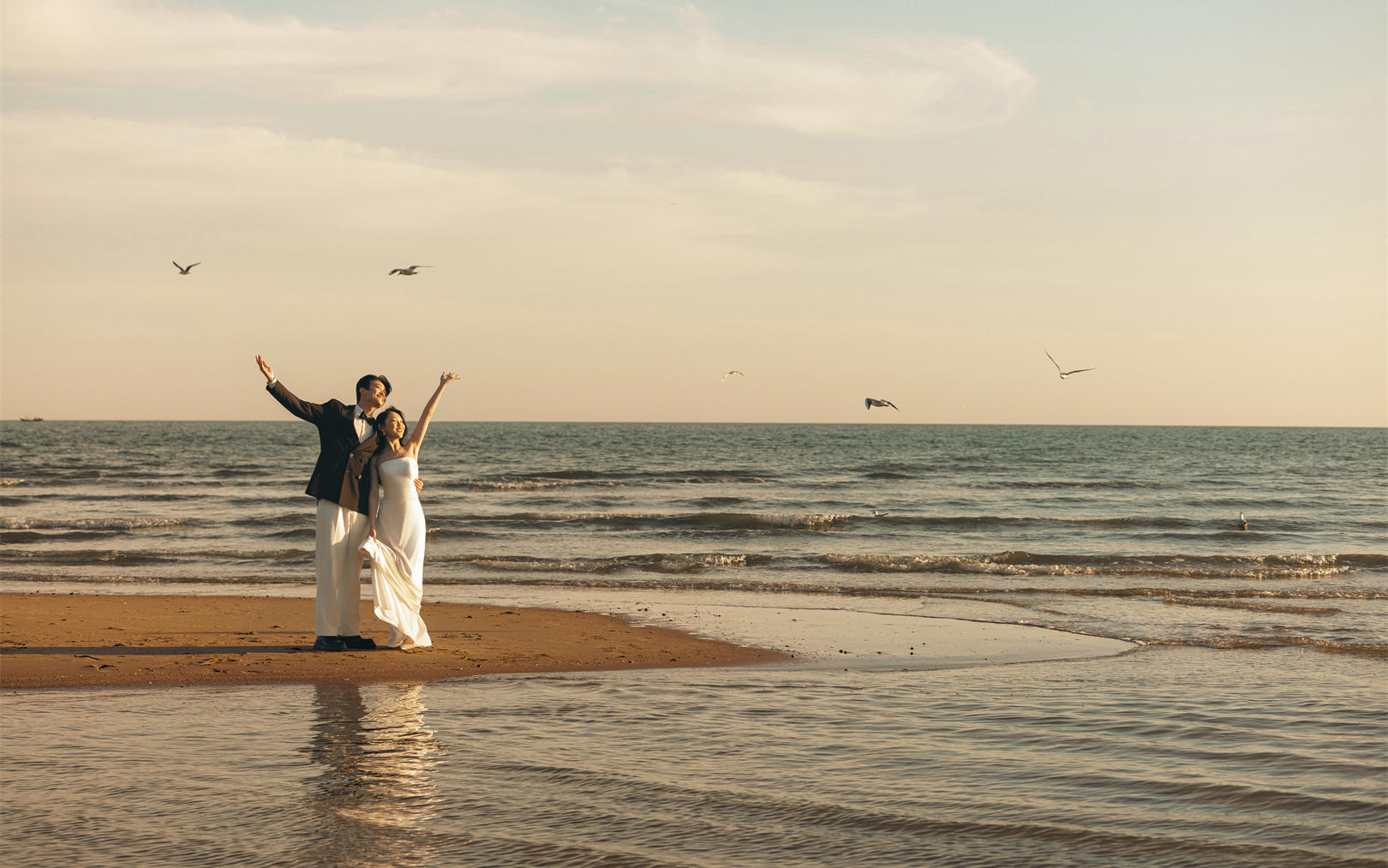 夕阳落日海景自由感婚纱照