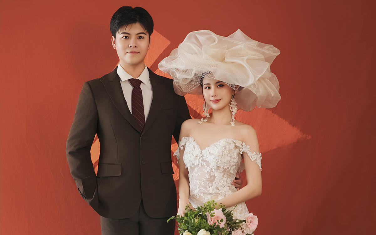 復(fù)古紅綢為幕，鎏金時(shí)光為證。