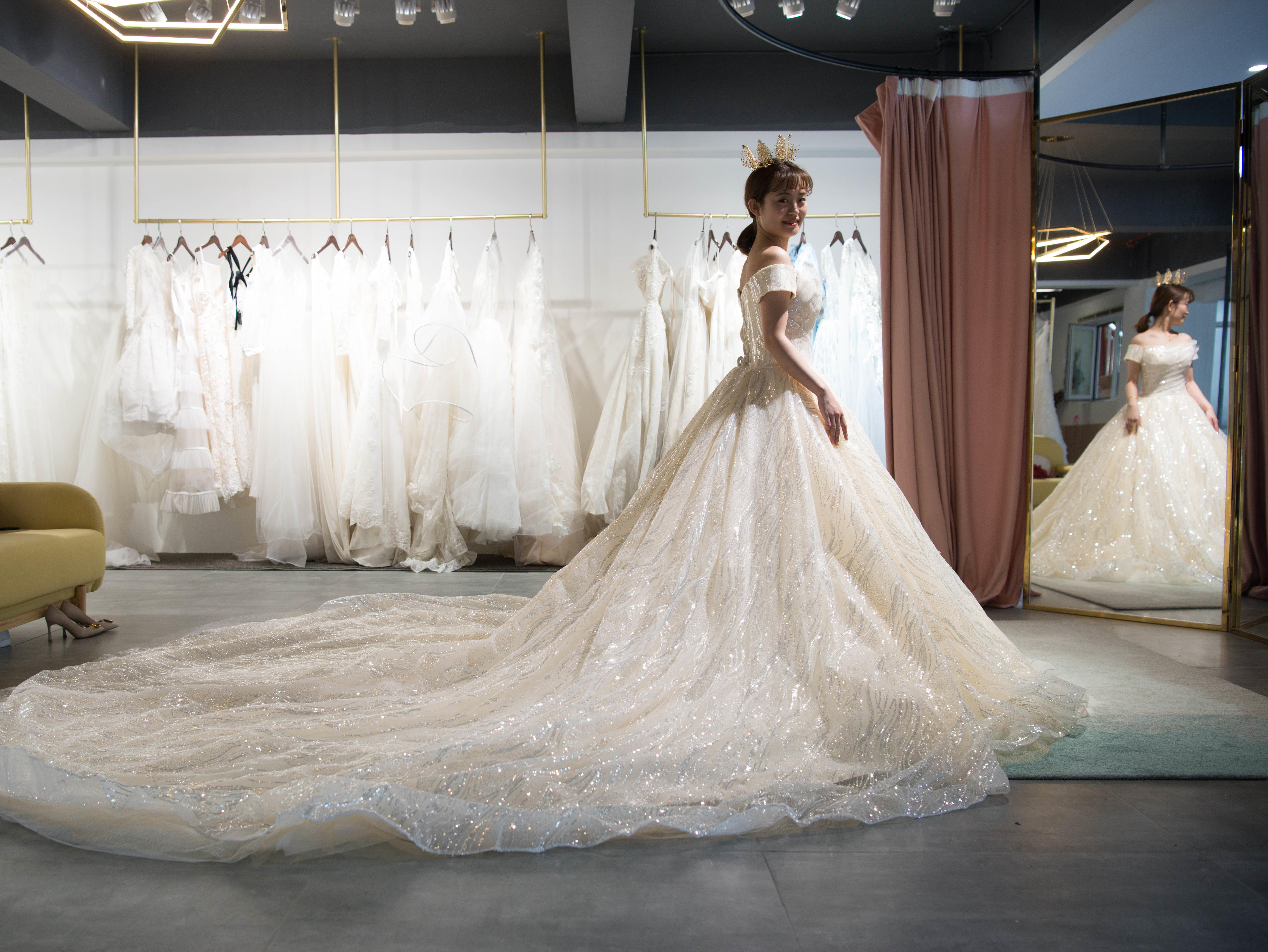 【5月超值套餐】高级化妆师全程跟妆+1件出门婚纱