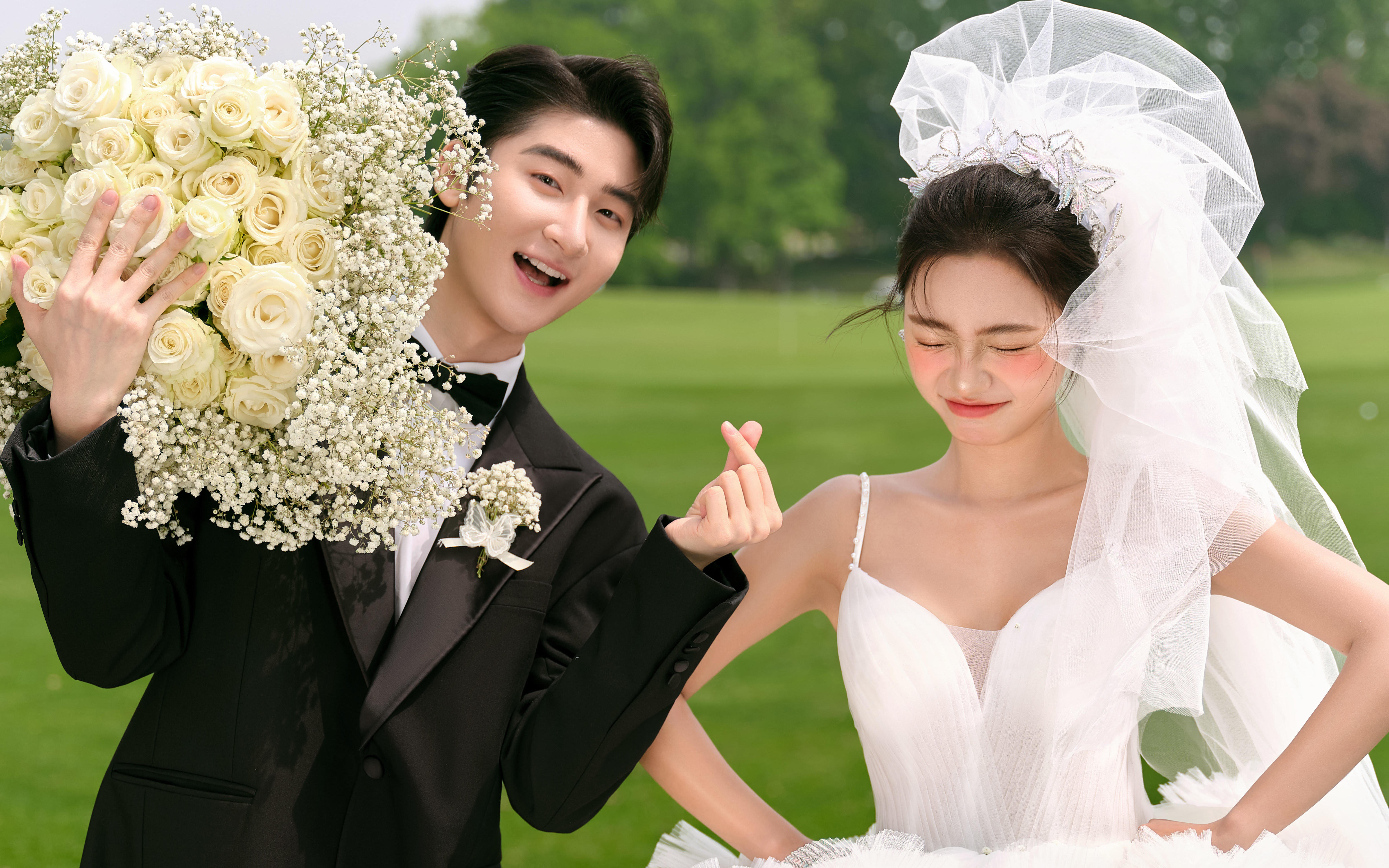 森系草坪婚紗照，多看億遍仍心動不已！