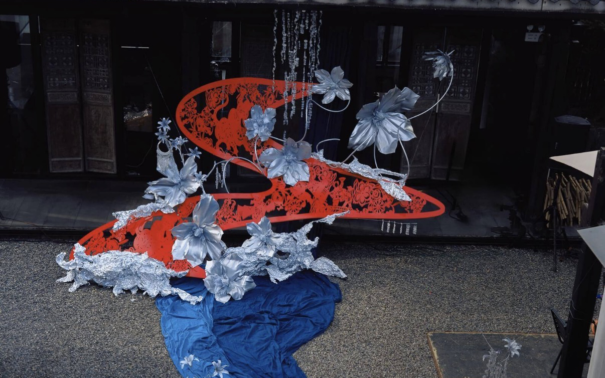 剪紙藝術(shù)風(fēng)紅藍(lán)撞色庭院婚禮