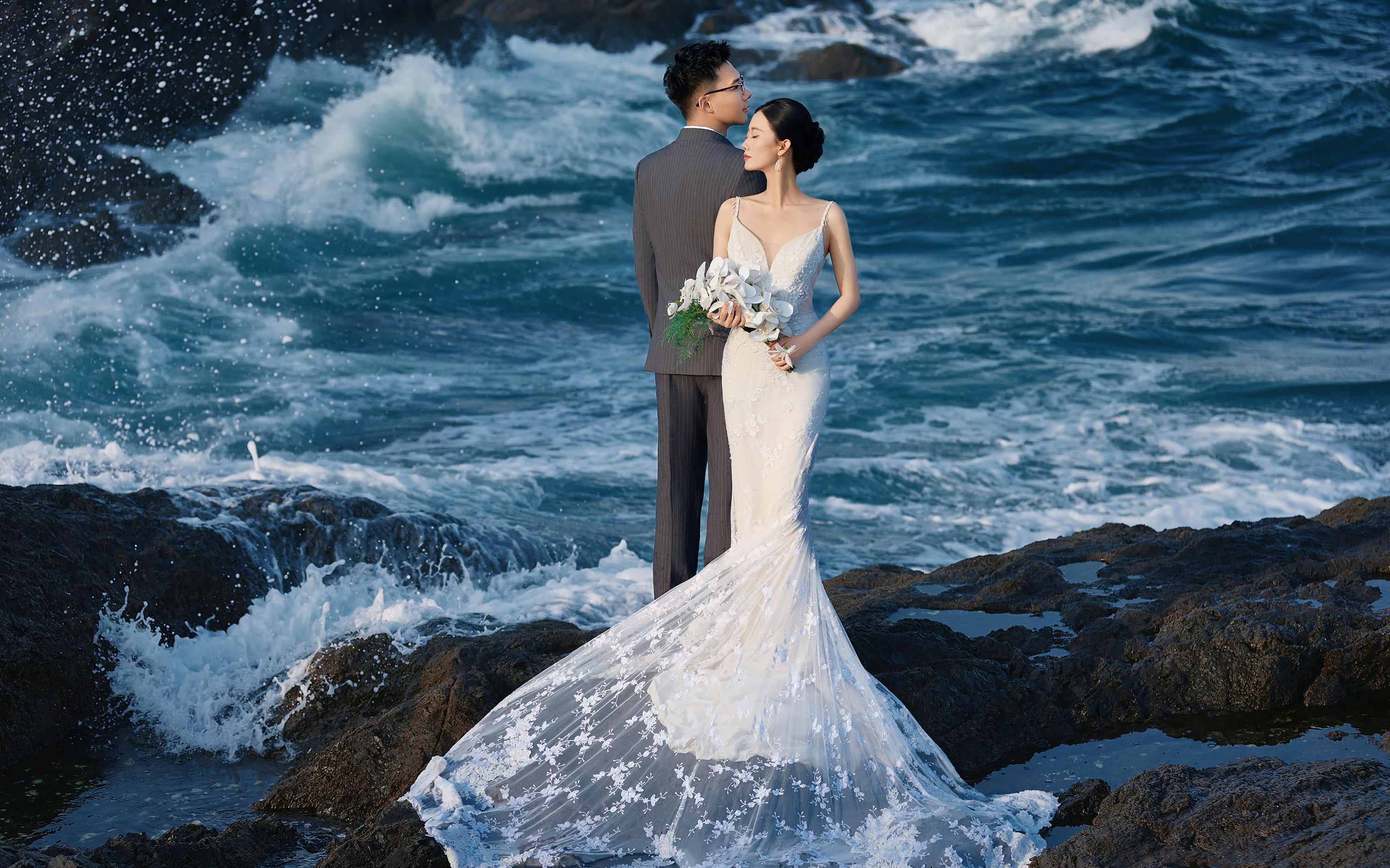 氛围感之神！碎冰蓝玻璃海景婚纱照美到爆！！