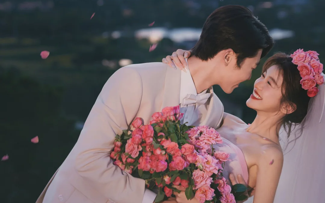 粉色电影感婚纱照｜和喜欢的人奔赴一场山野日落🌄