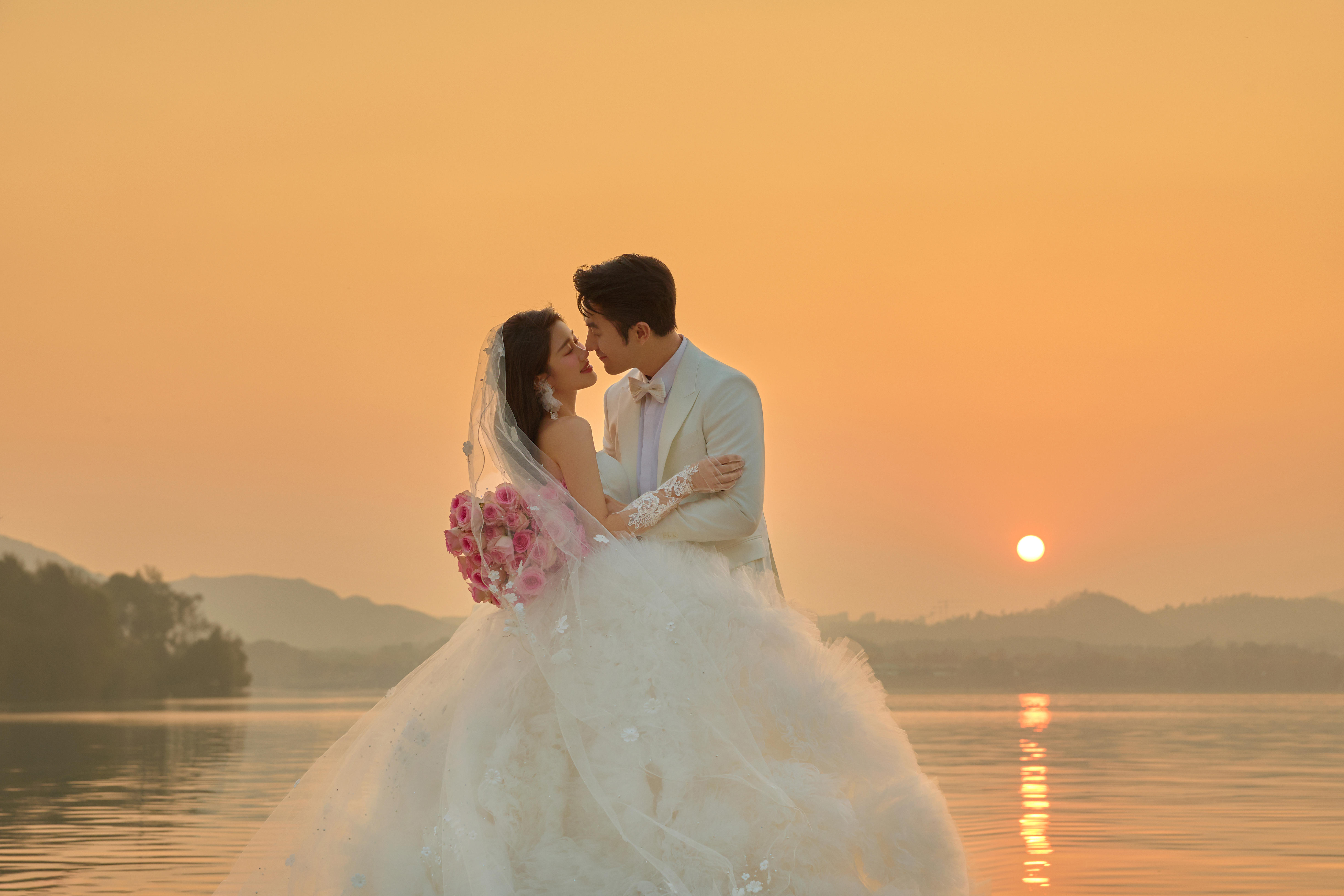 粉色系婚纱照 夕阳海边的唯美爱情画卷