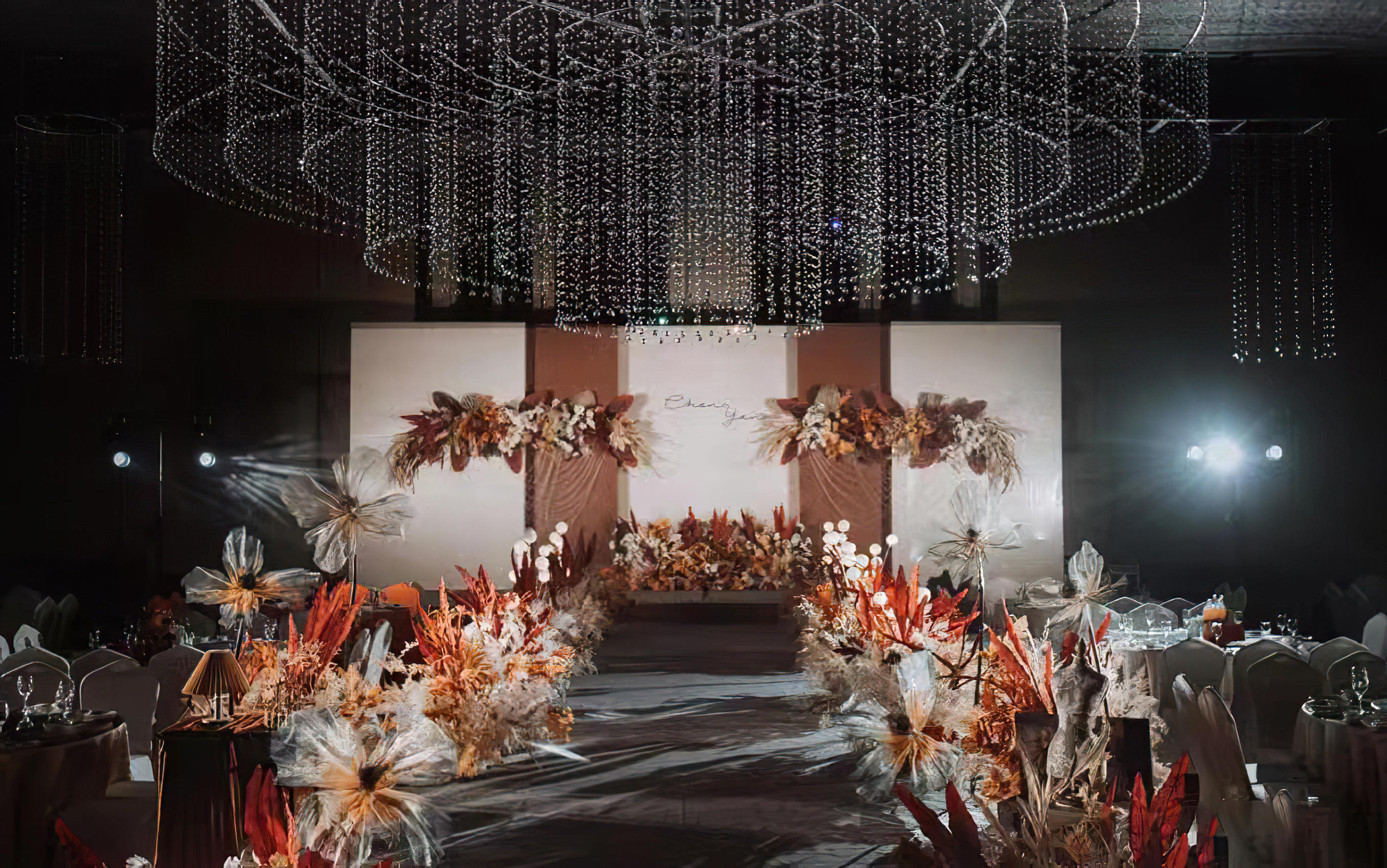 白色+橙红色，水晶吊顶