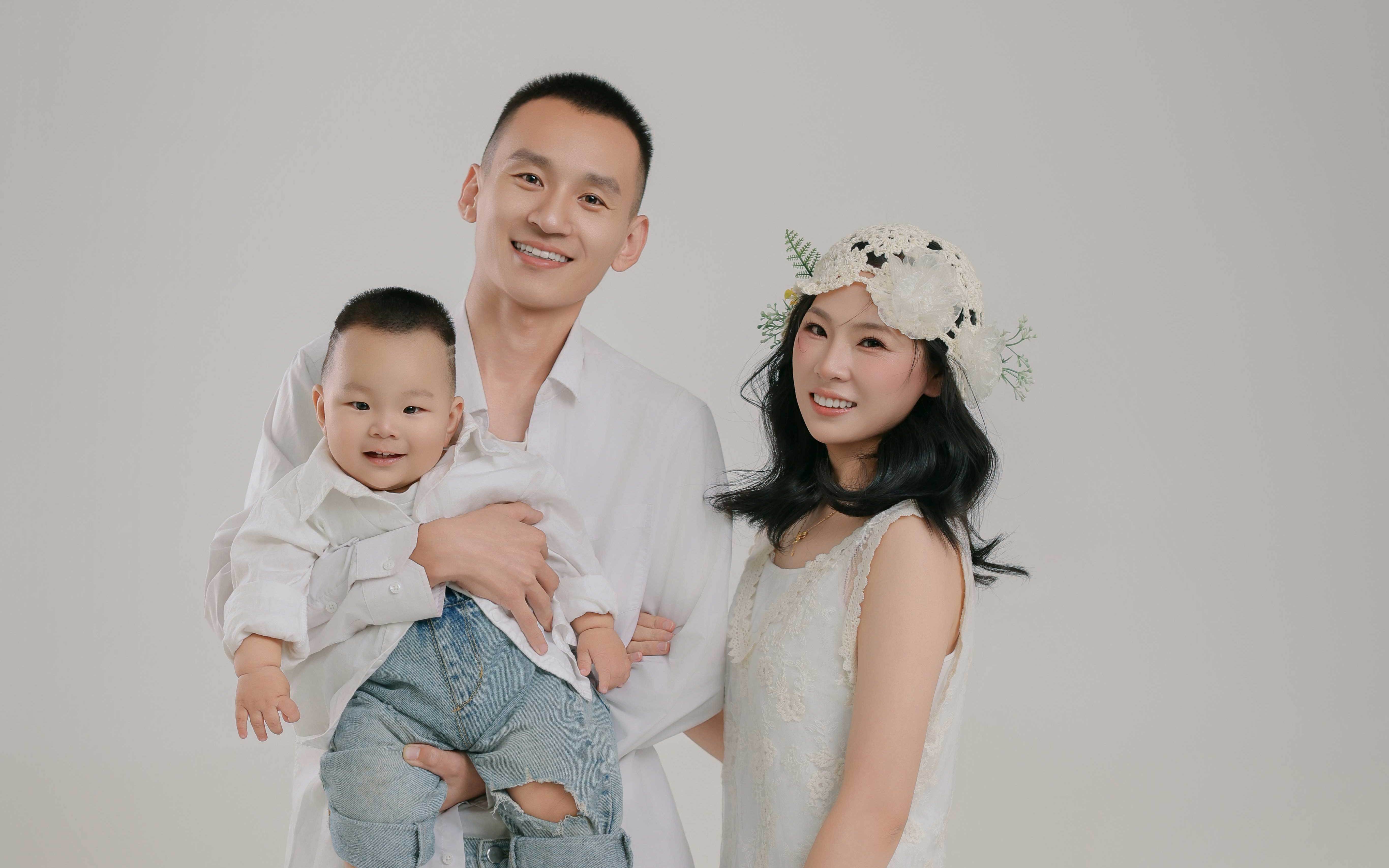 浅色系穿搭 + 蕾丝元素，定格家庭的温柔治愈瞬间