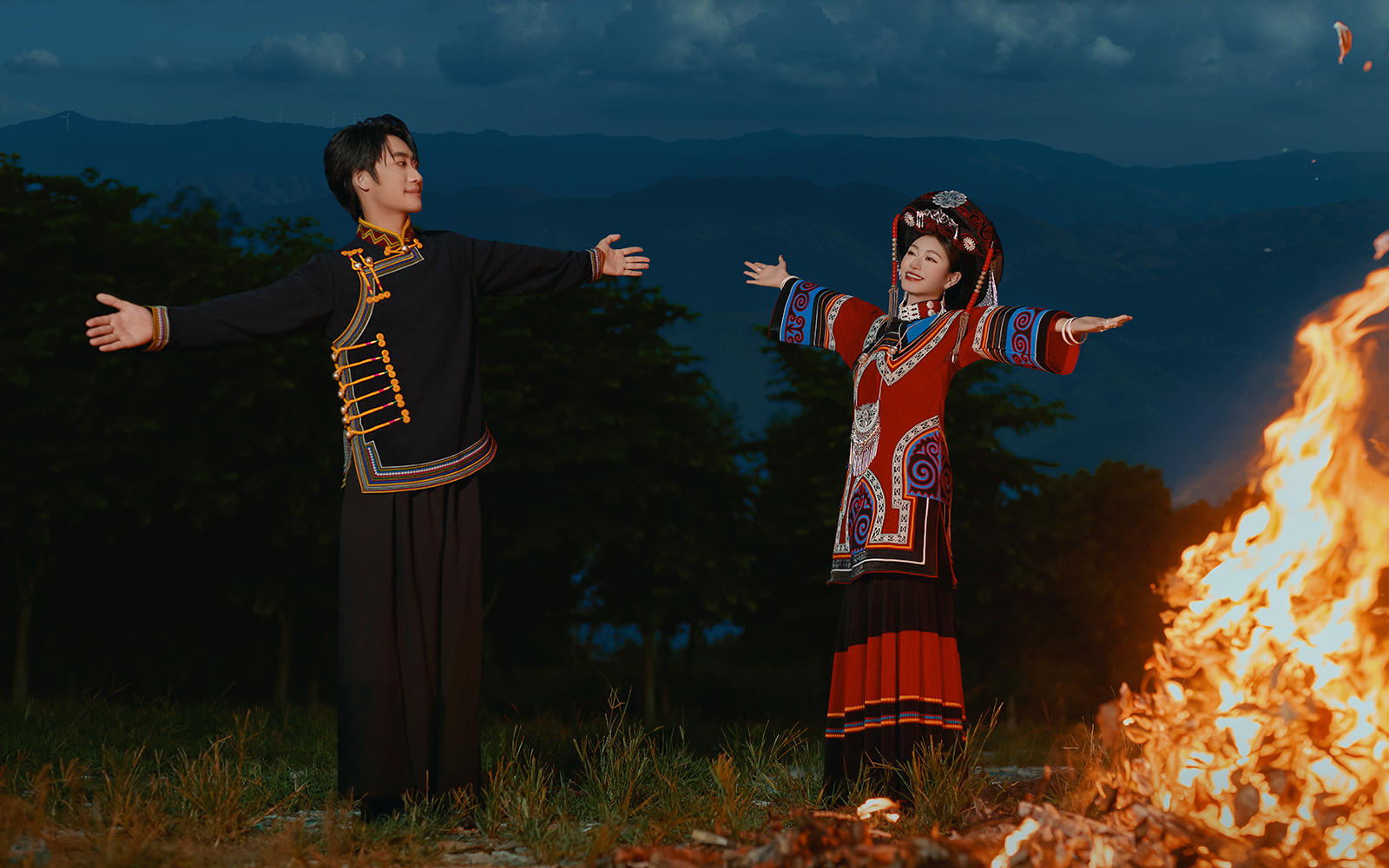 外景 l 篝火与爱意共燃的彝族婚纱照
