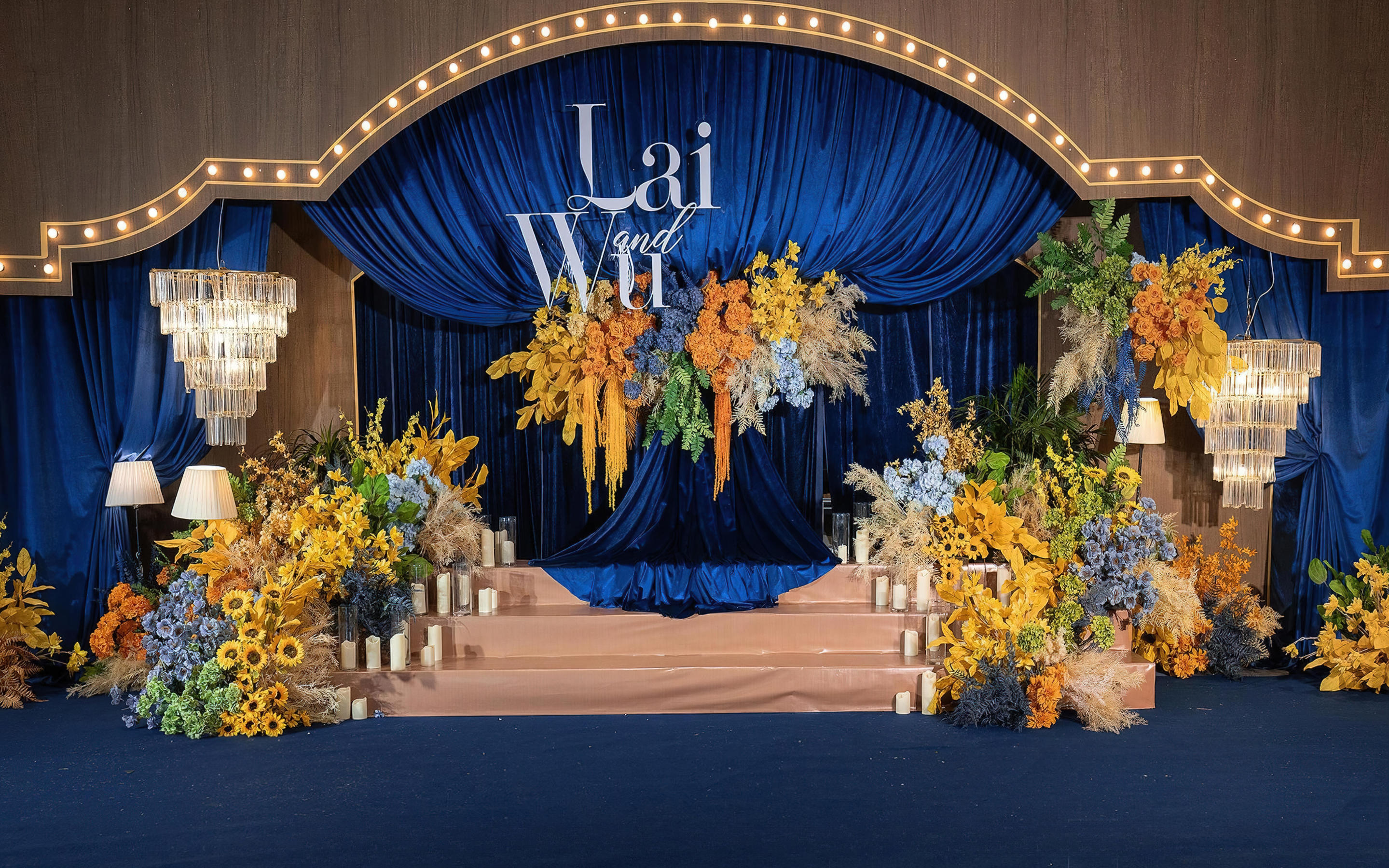 蓝色花艺点缀婚礼浪漫氛围