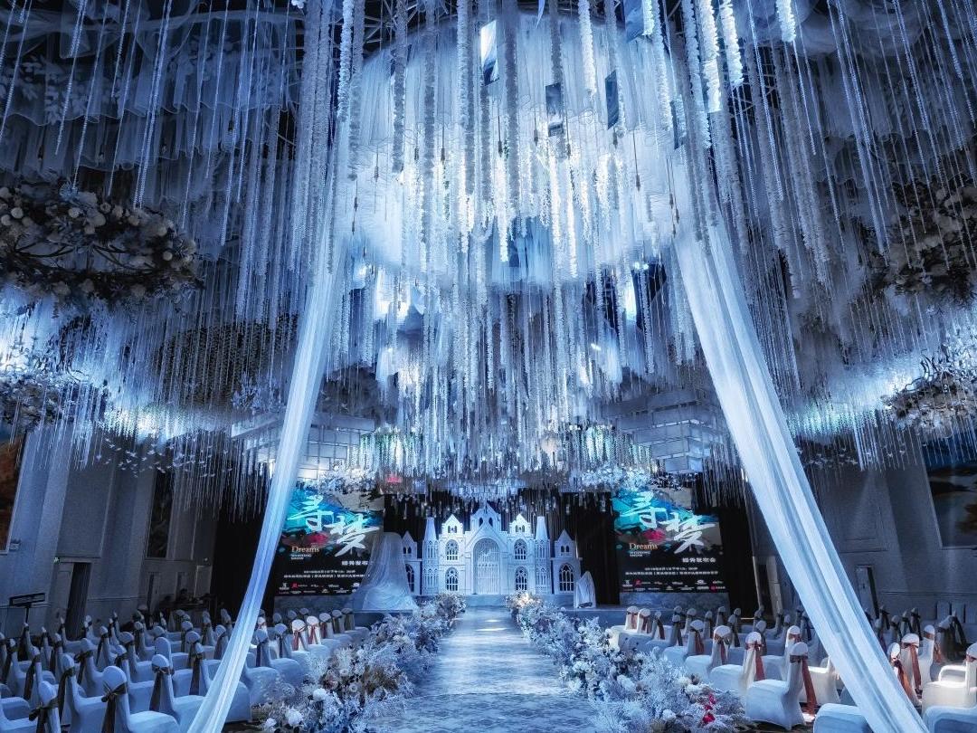 金满庭婚礼维也纳国际酒店超奢华婚礼堂大气全悬吊顶