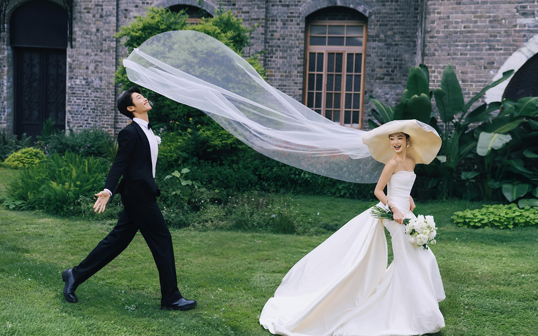 白纱曳地，草坪上的浪漫约定