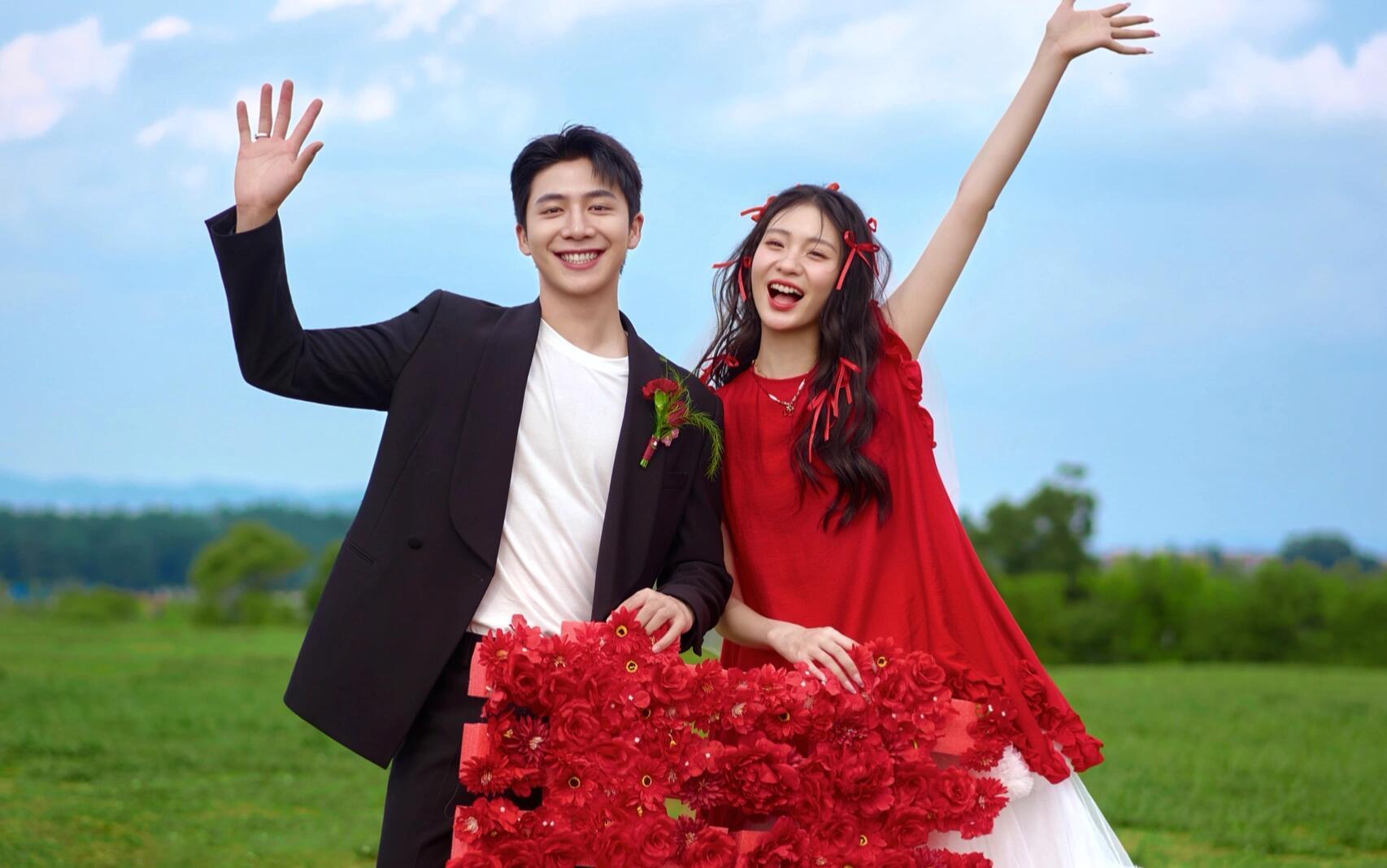 00后的东方红草坪喜嫁风婚纱照 青春又热烈