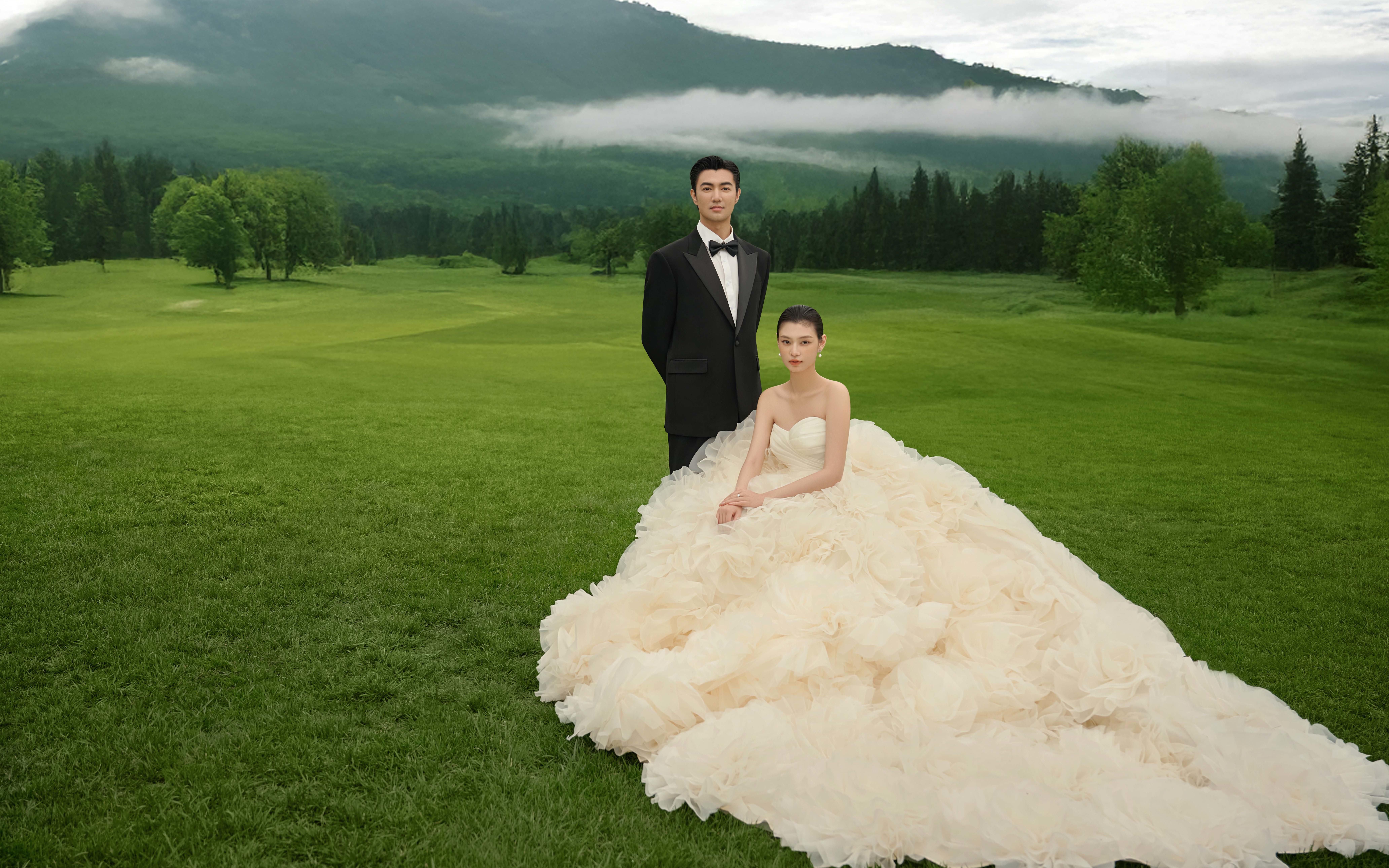 温柔又治愈的森系草坪婚纱照