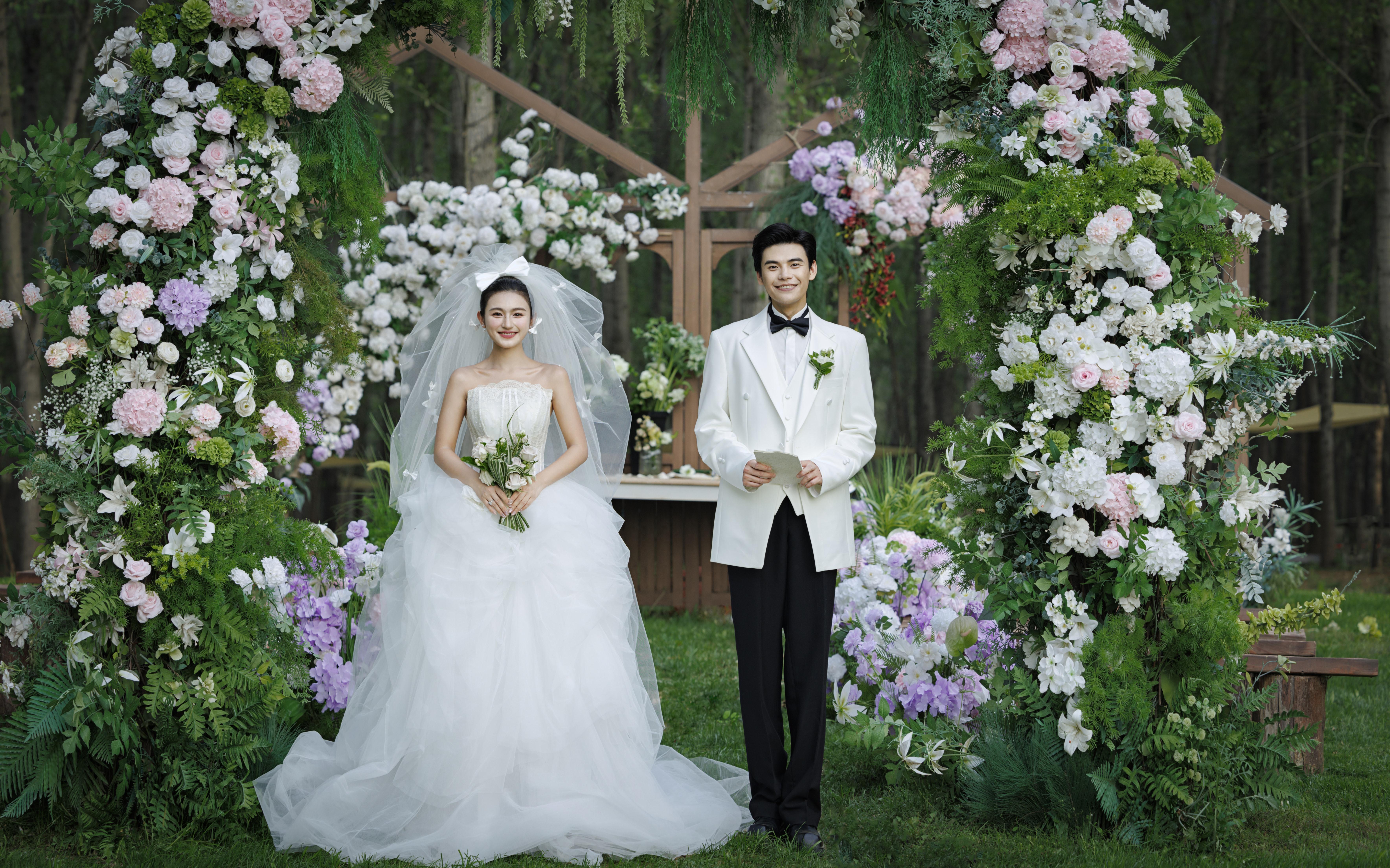 月薪五千拿下這組森系婚禮現(xiàn)場(chǎng)感婚紗照！