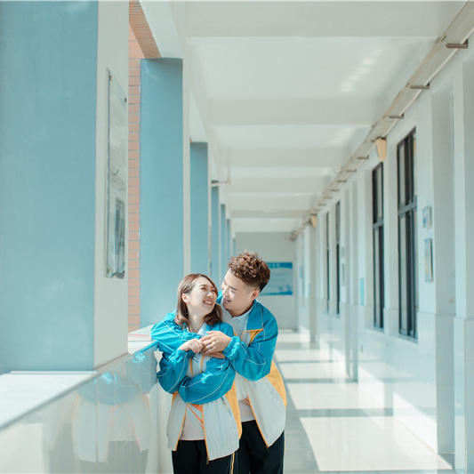 一眼心动的校服婚纱照❤