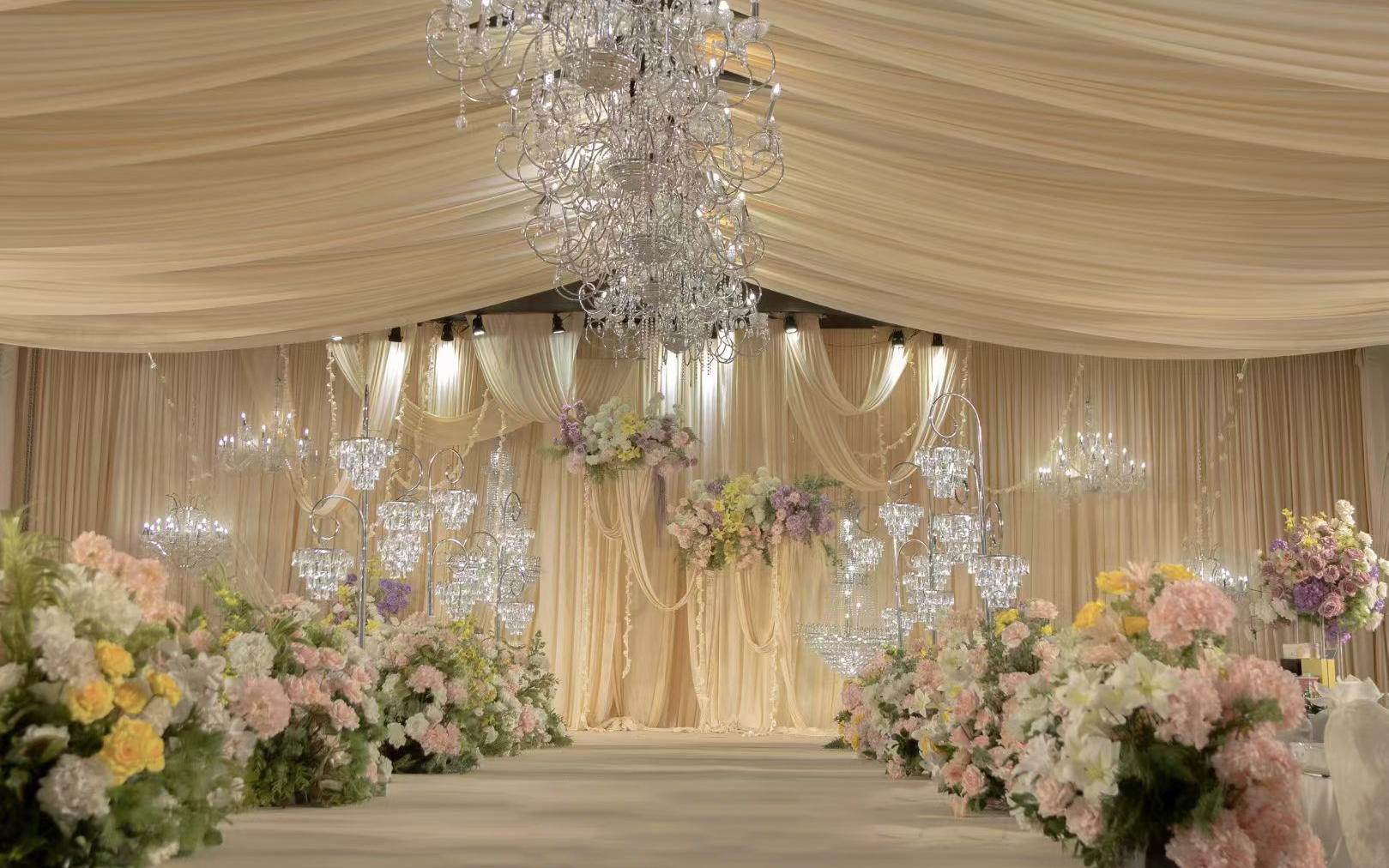 婚禮邂逅香檳布幔，柔和光影訴說幸?！甘捌饣槎Y」