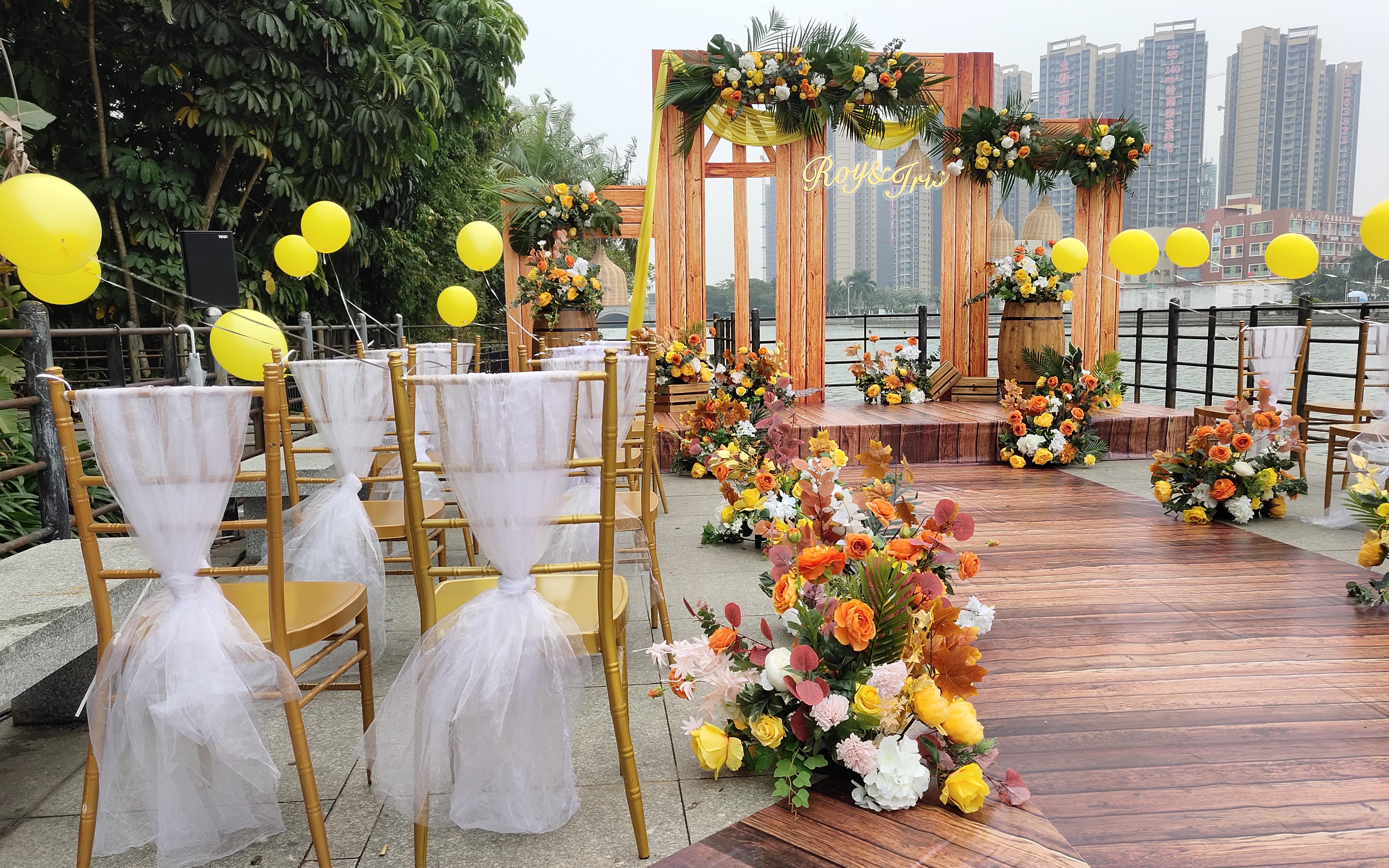 柠檬黄色调户外小型婚礼仪式