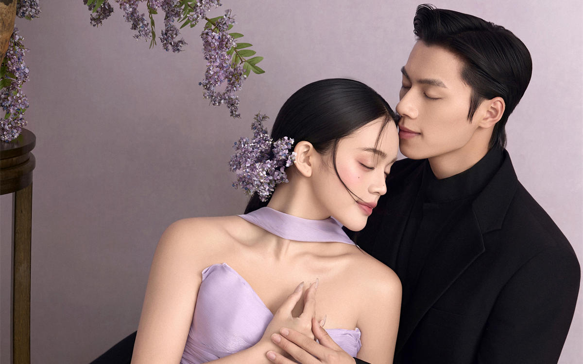 【D视觉摄影】缎面裙裾与紫花的优雅，是爱情的轻奢