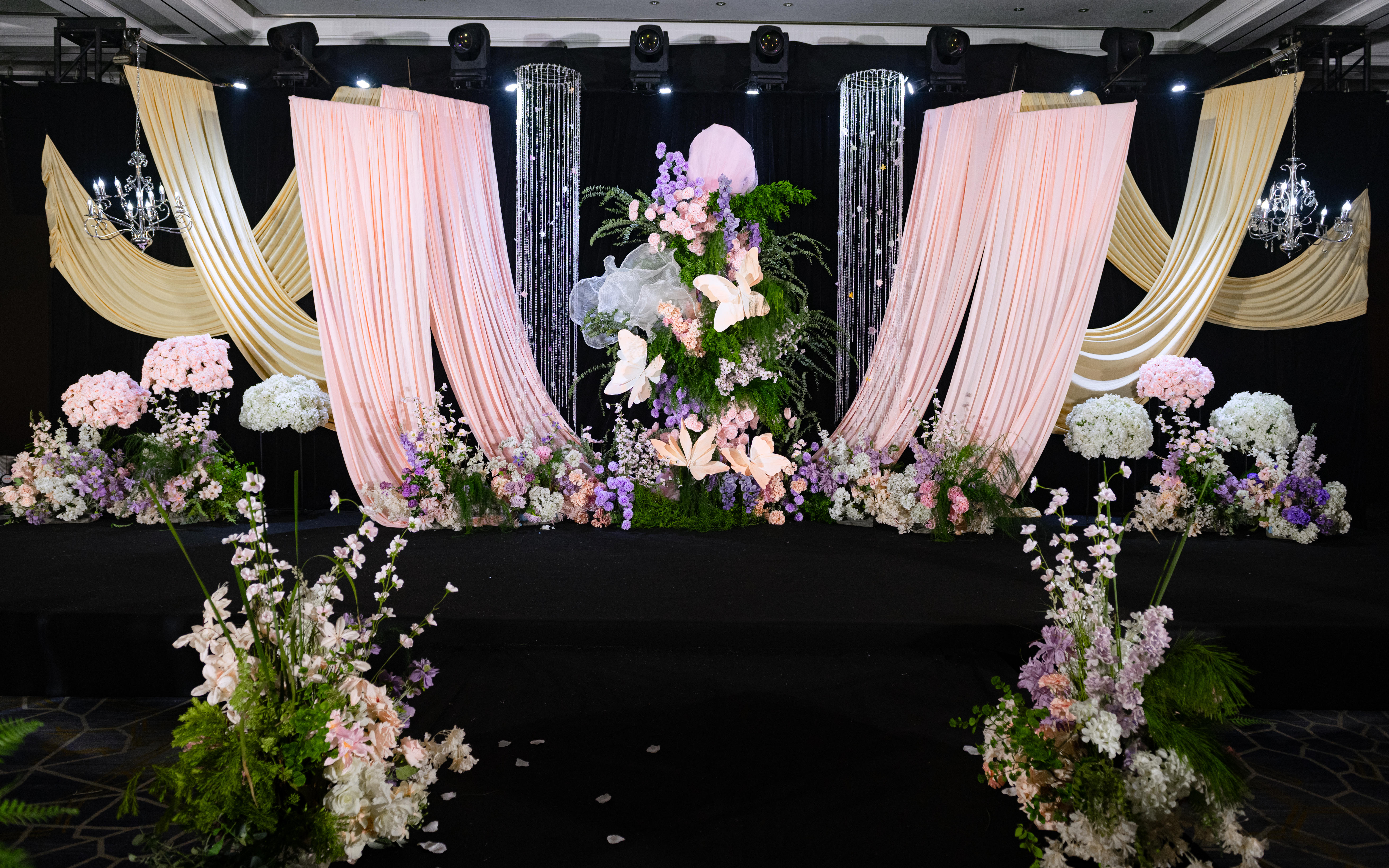 故事開(kāi)始 往往始于一場(chǎng)不期而遇的心動(dòng)丨小眾婚禮