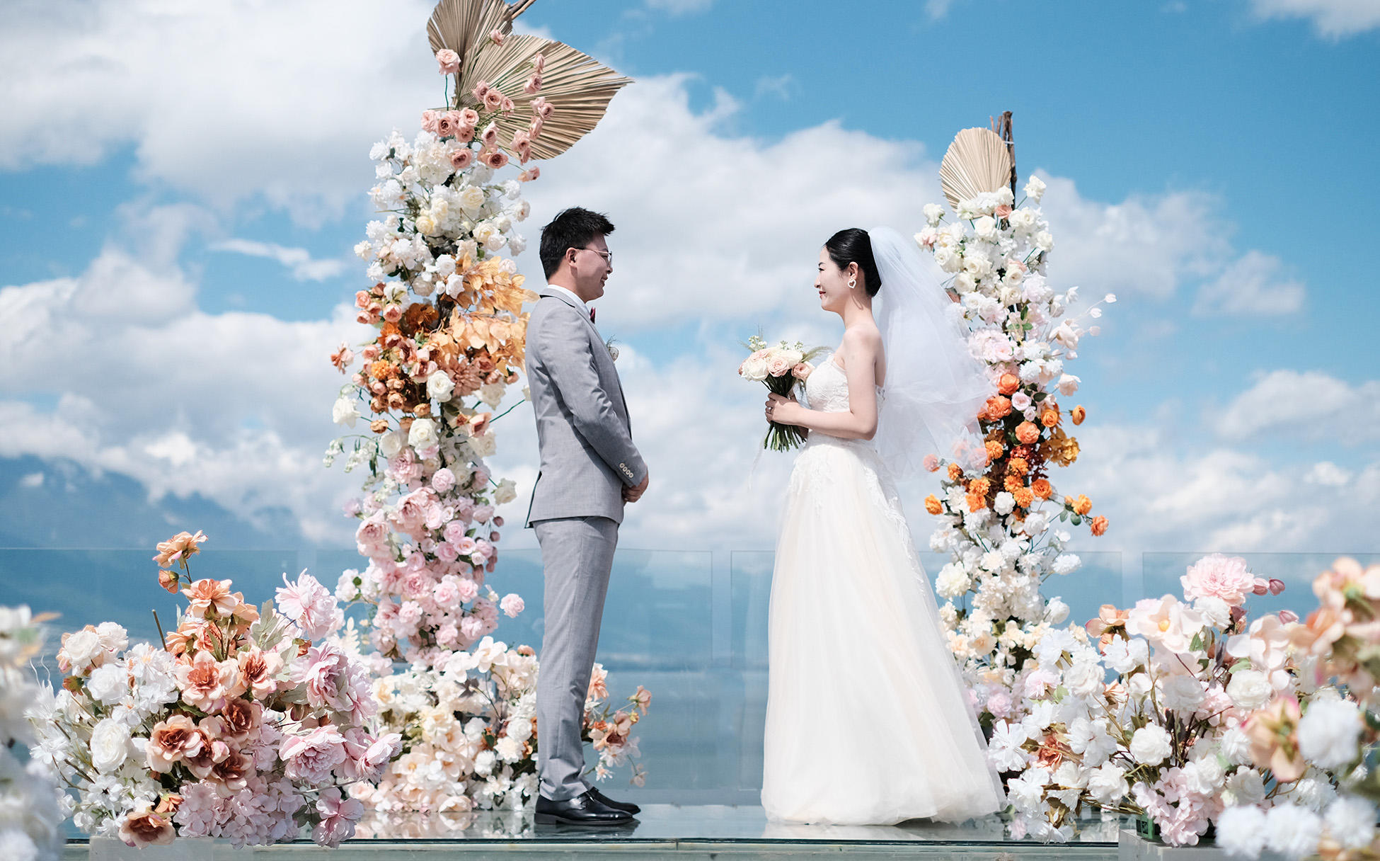 今天天氣晴，我們?nèi)ソY(jié)婚