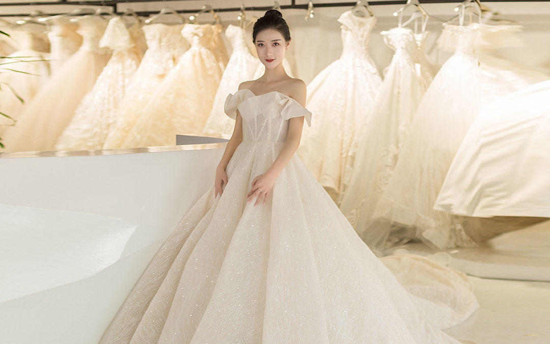 一款自带光效的女王婚纱！