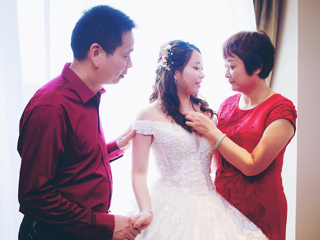 不含布置+摄影+摄像+化妆+免租婚纱或裙褂一套