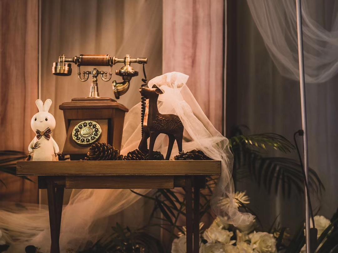 暗黑和玫红的碰撞 玫红色吊顶婚礼