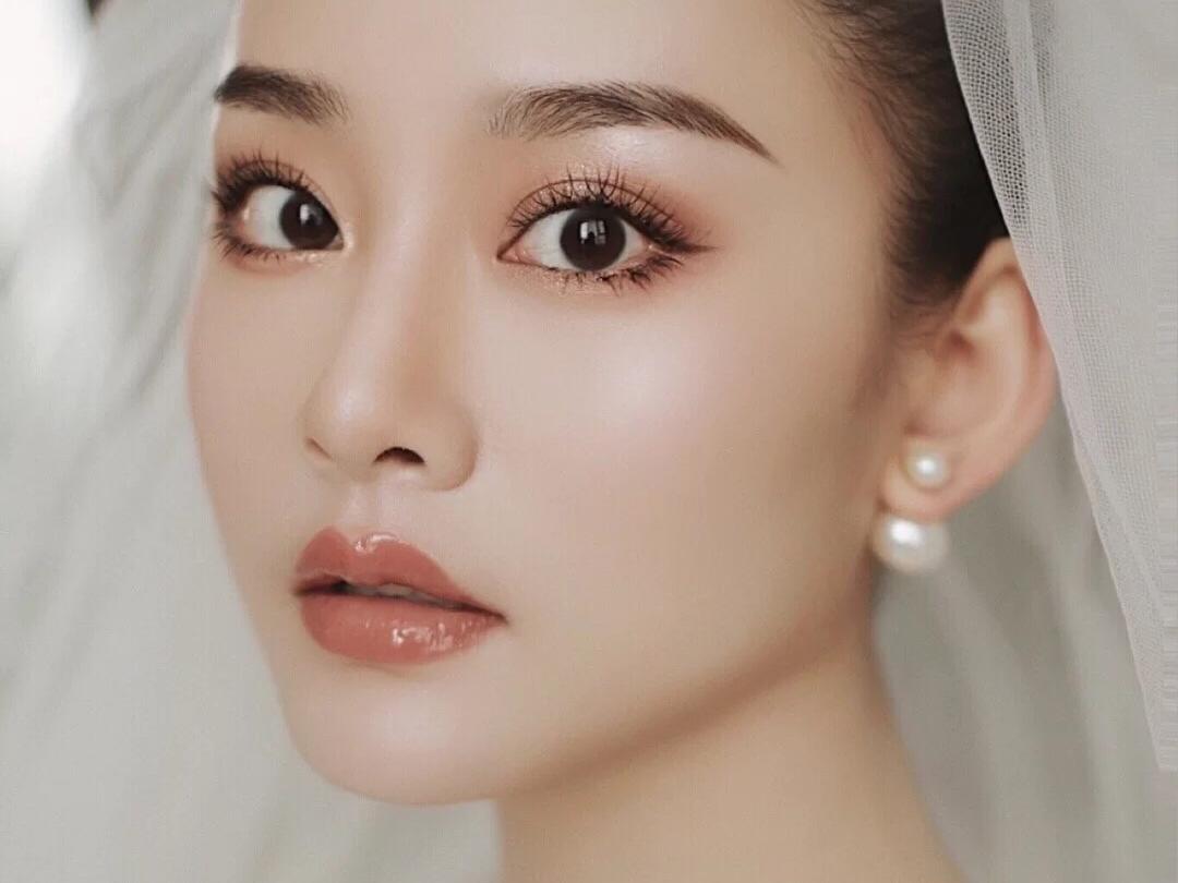 高级化妆师+全天跟妆+3套妆造+赠送妈妈伴娘