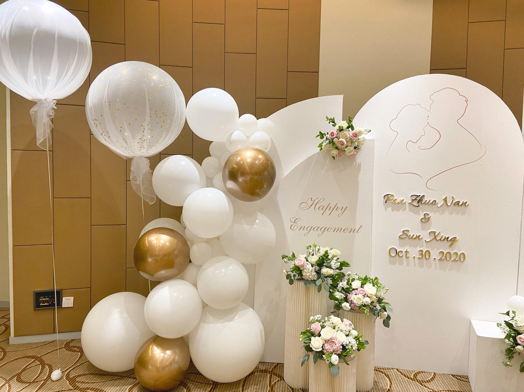 优比婚礼|白色简约小清新订婚宴布置送鲜花