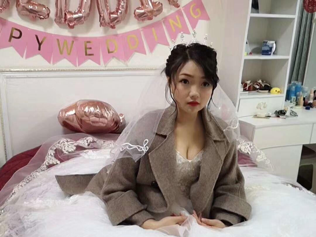 资深档全程跟妆3造型唯美简约妆容+赠送1套婚纱