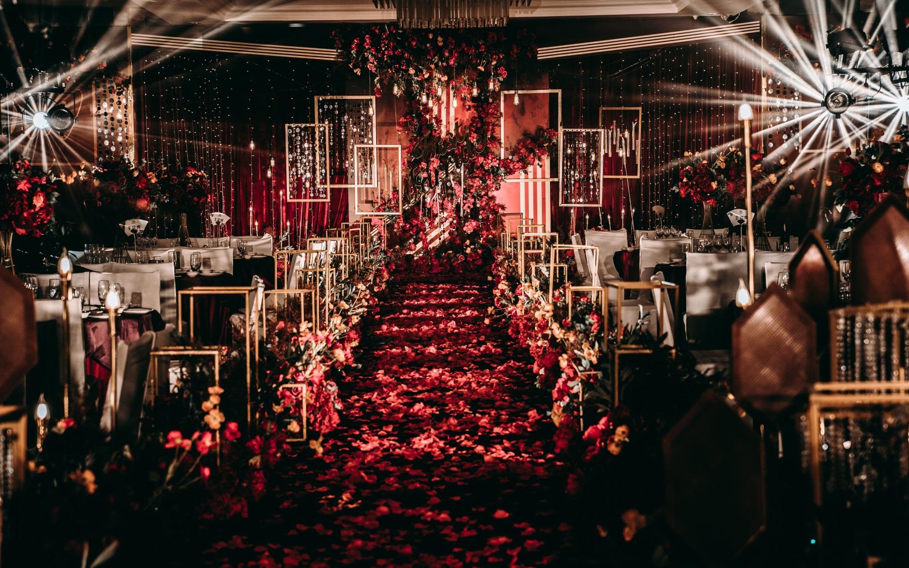 红色梦幻婚礼策划包括现场布置和人员加送婚纱礼服