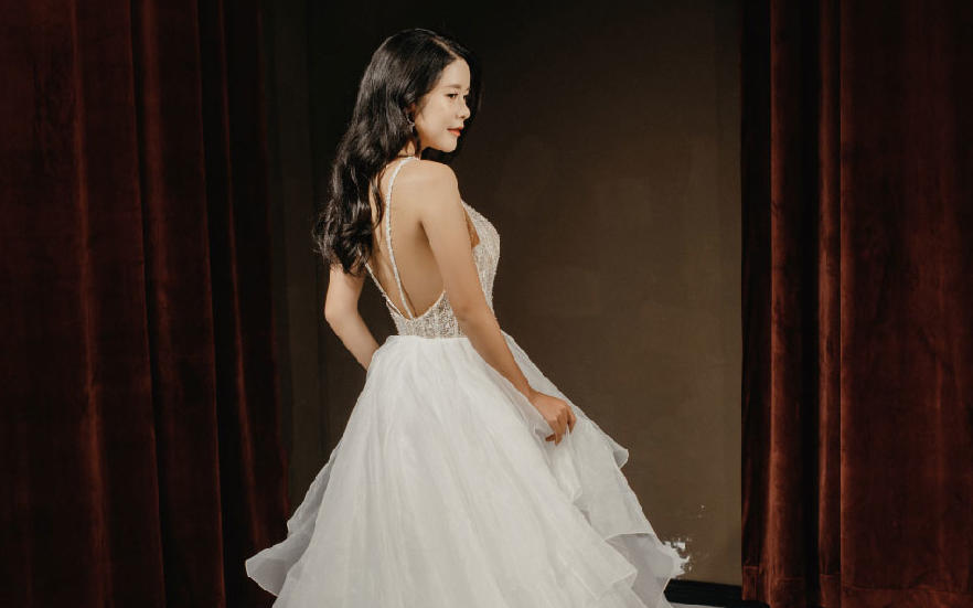 壹纱店内实拍新人试纱照爆款主婚纱