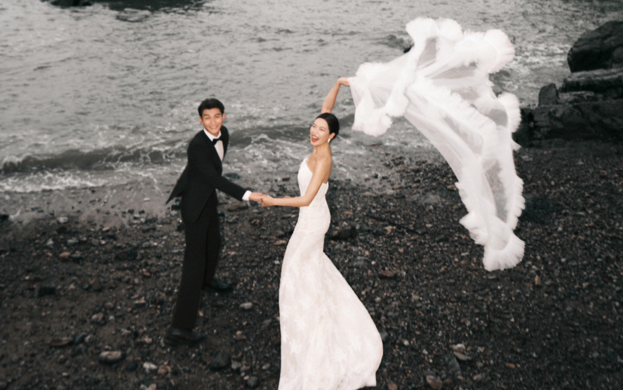 黑礁石海景婚纱照｜氛围感直接拉满