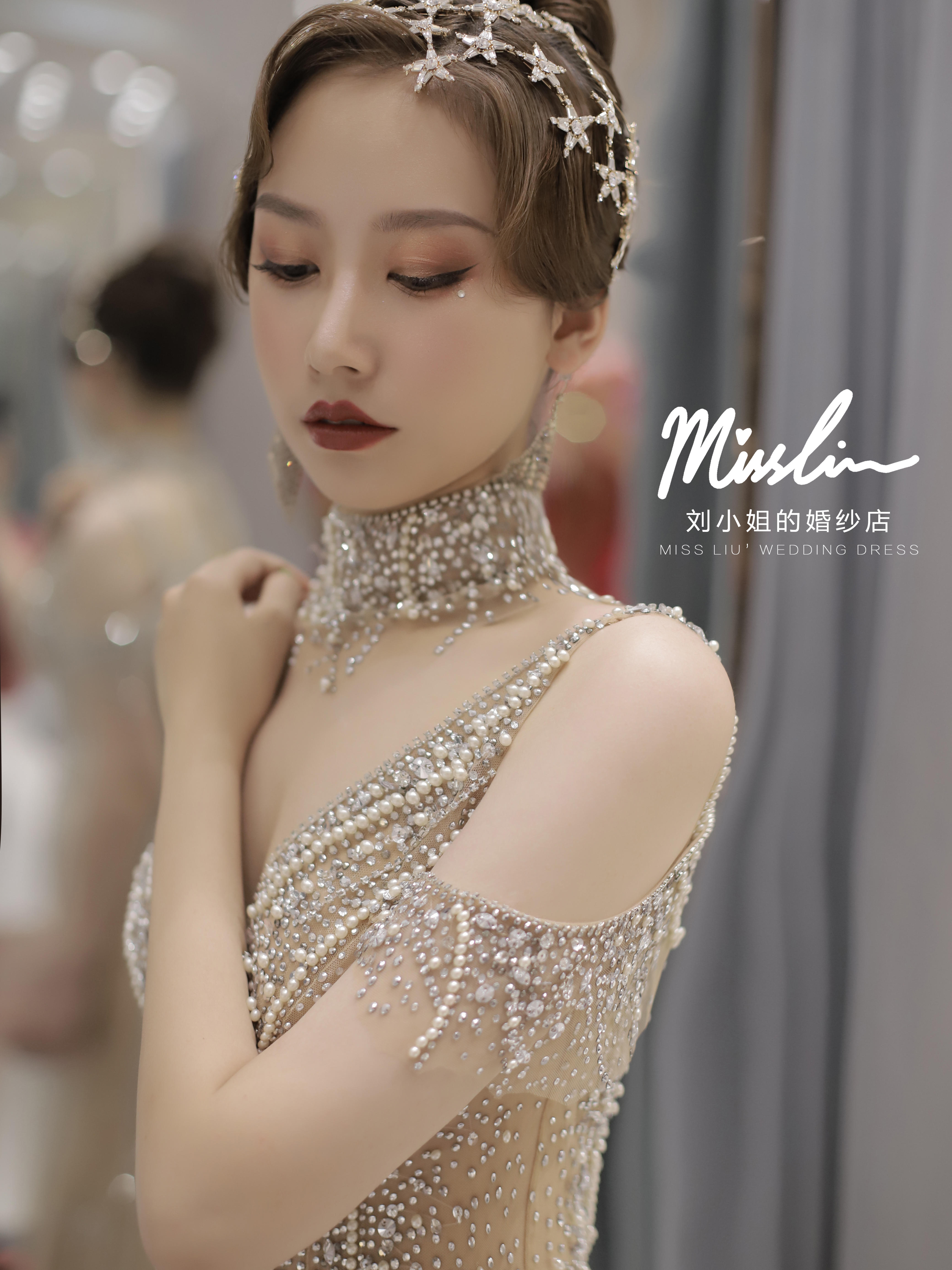 MISS LIU轻奢婚纱订婚妆面