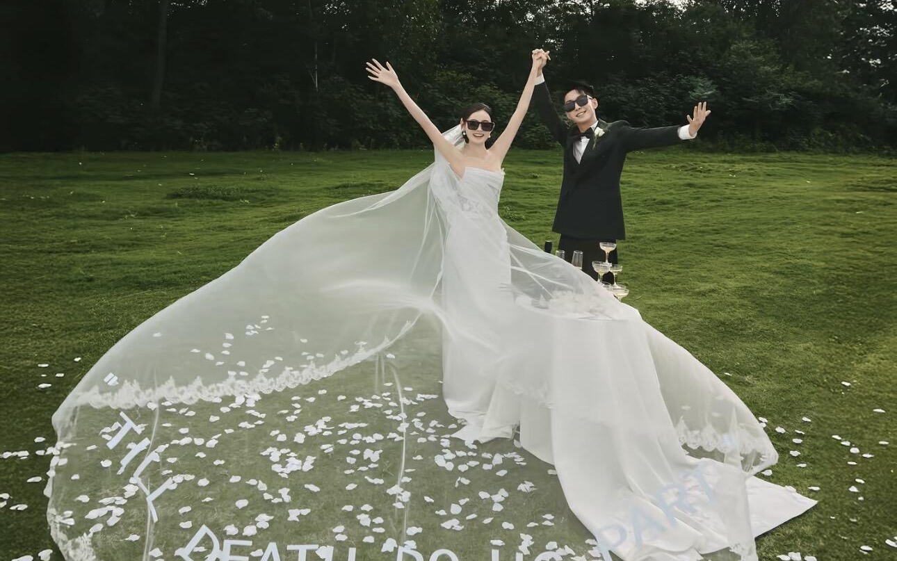 草坪森系婚纱照｜超有氛围感的婚纱照